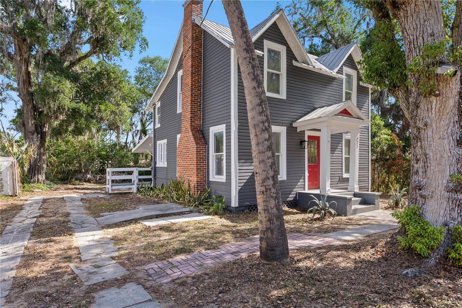 821 E LEMON AVE, Eustis, FL 32726