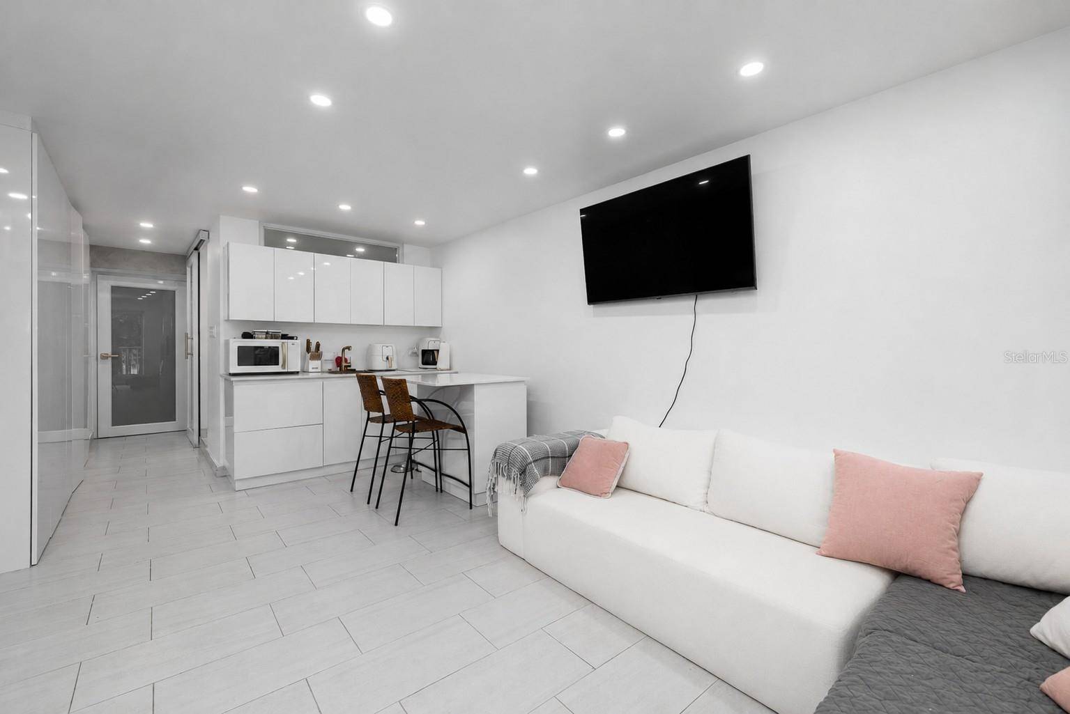 4633 AV. ISLA VERDE #105, Carolina, PR 00979