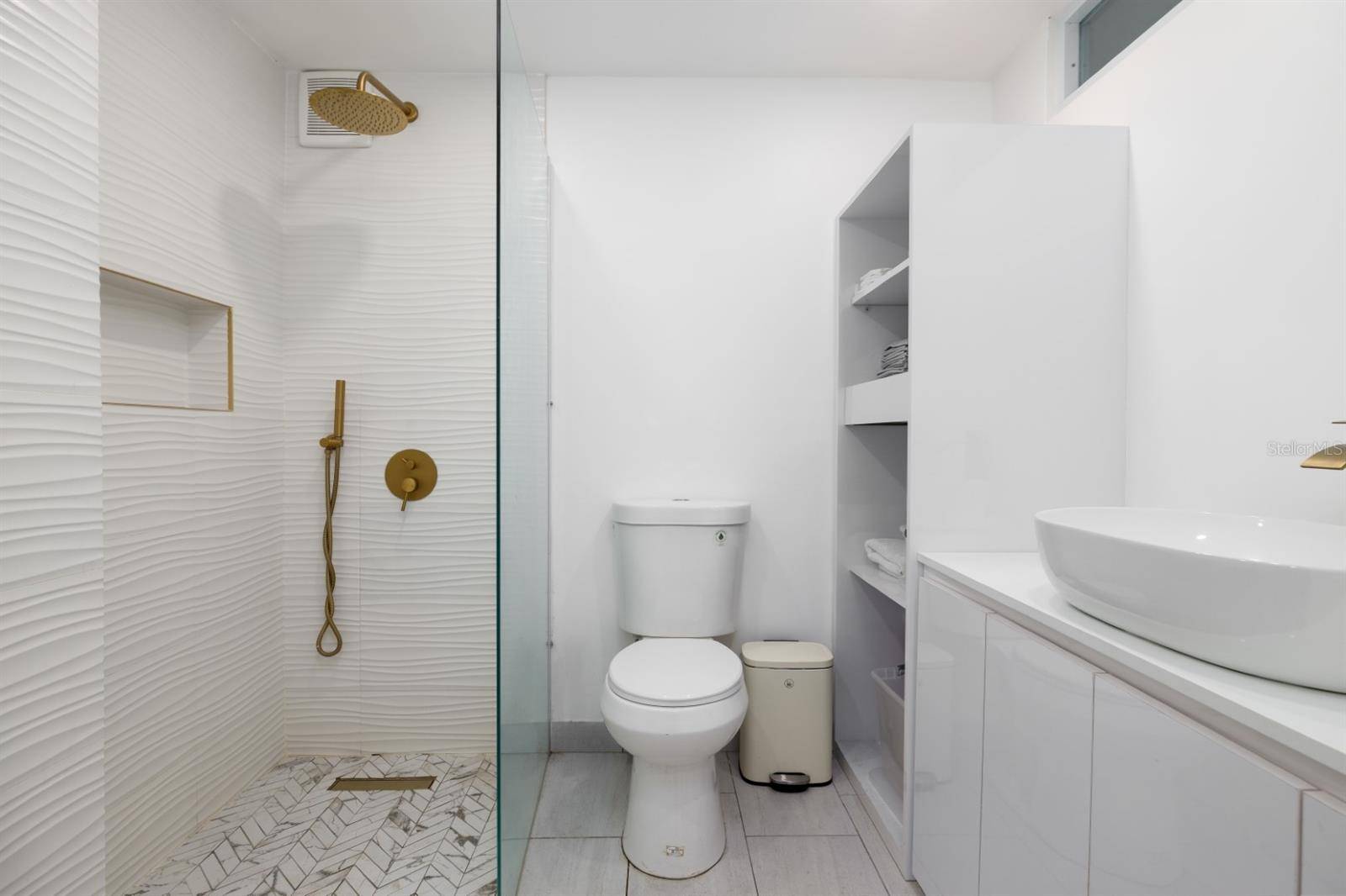 4633 AV. ISLA VERDE #105, Carolina, PR 00979