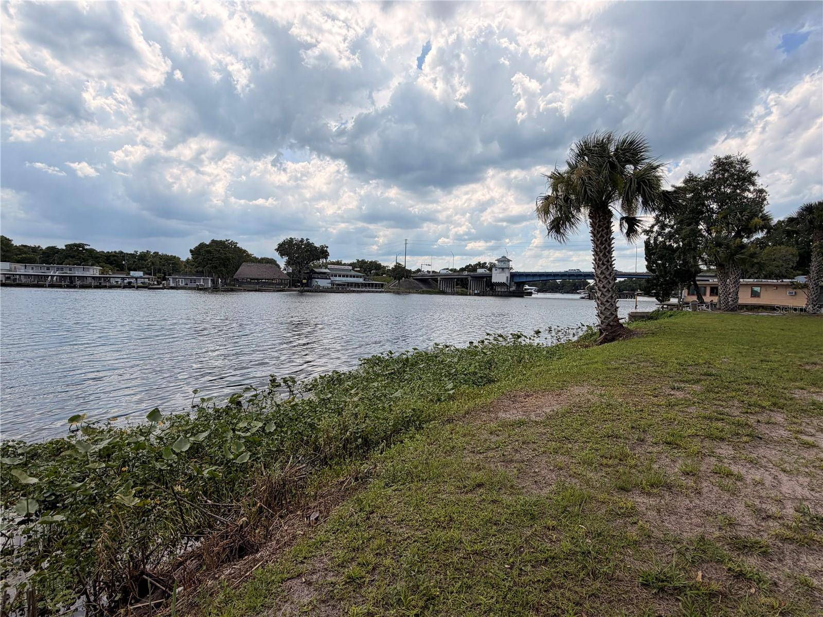 1570 RIVEREDGE CT, Astor, FL 32102