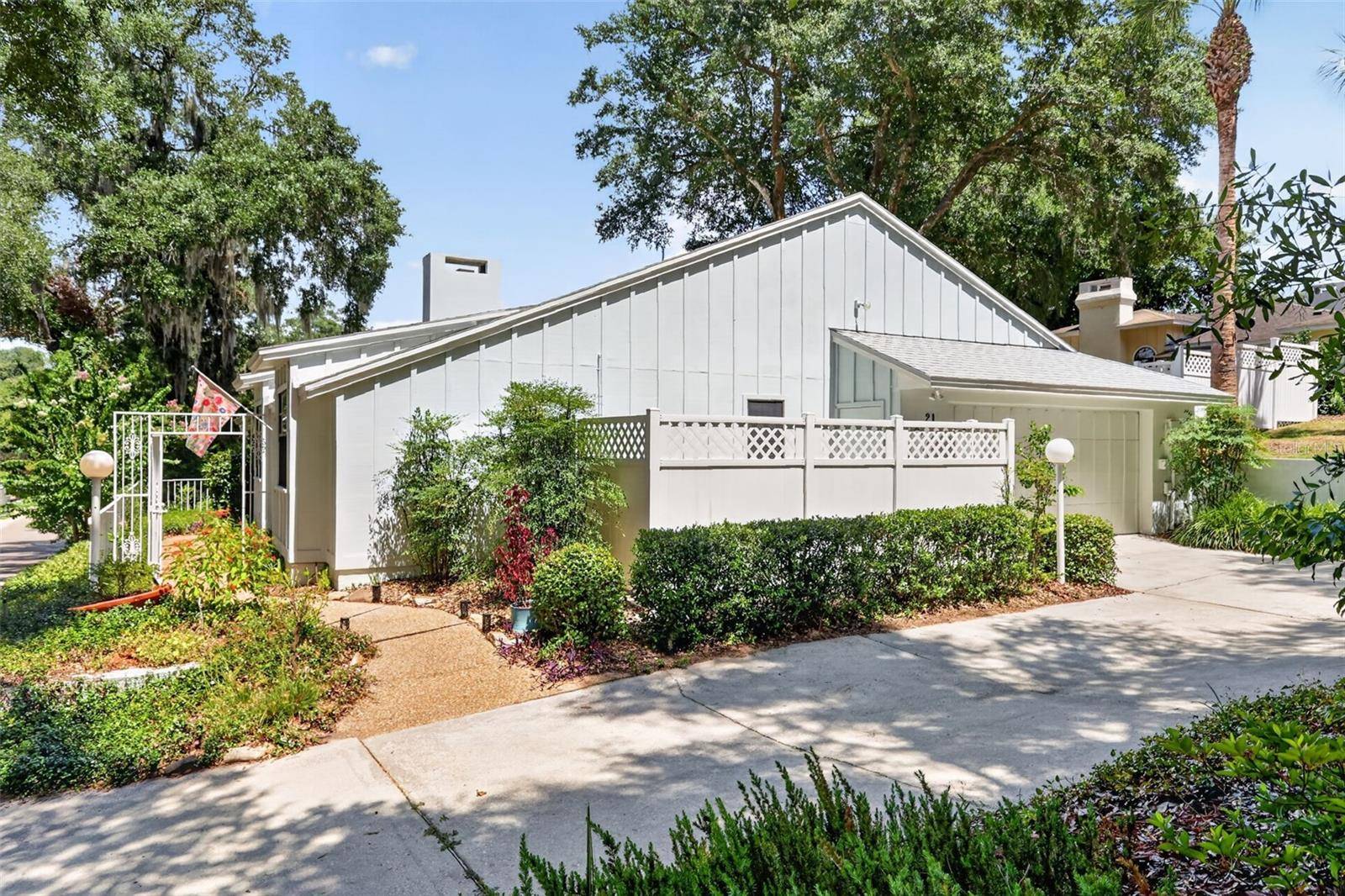 21 TOWNHILL DR, Eustis, FL 32726