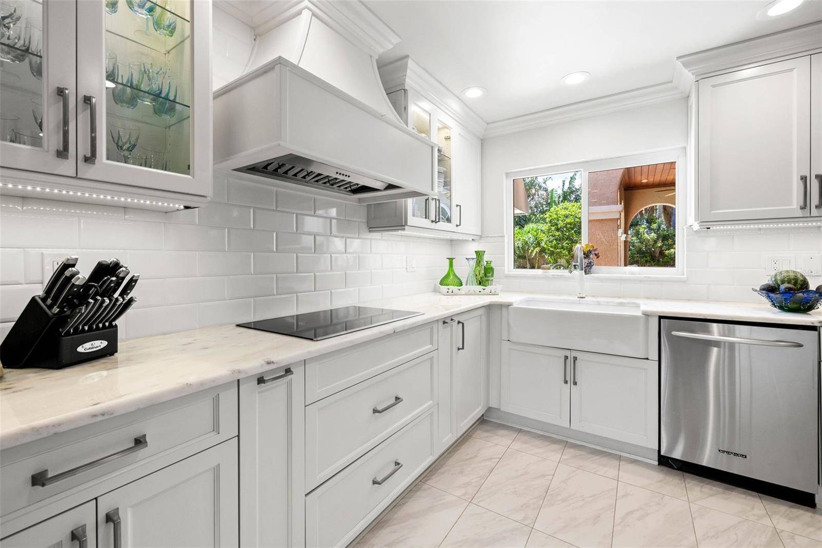1124 SEVILLE LN NE, St Petersburg, FL 33704