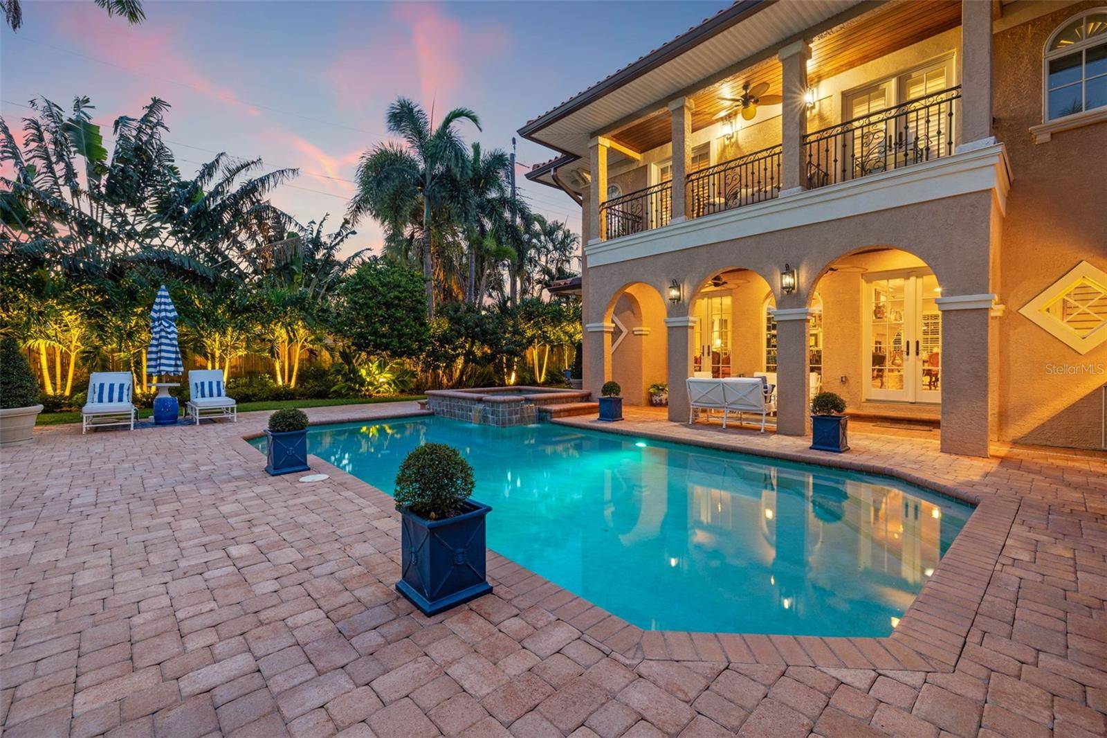 1124 SEVILLE LN NE, St Petersburg, FL 33704