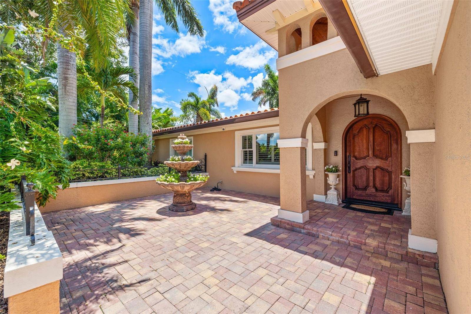1124 SEVILLE LN NE, St Petersburg, FL 33704