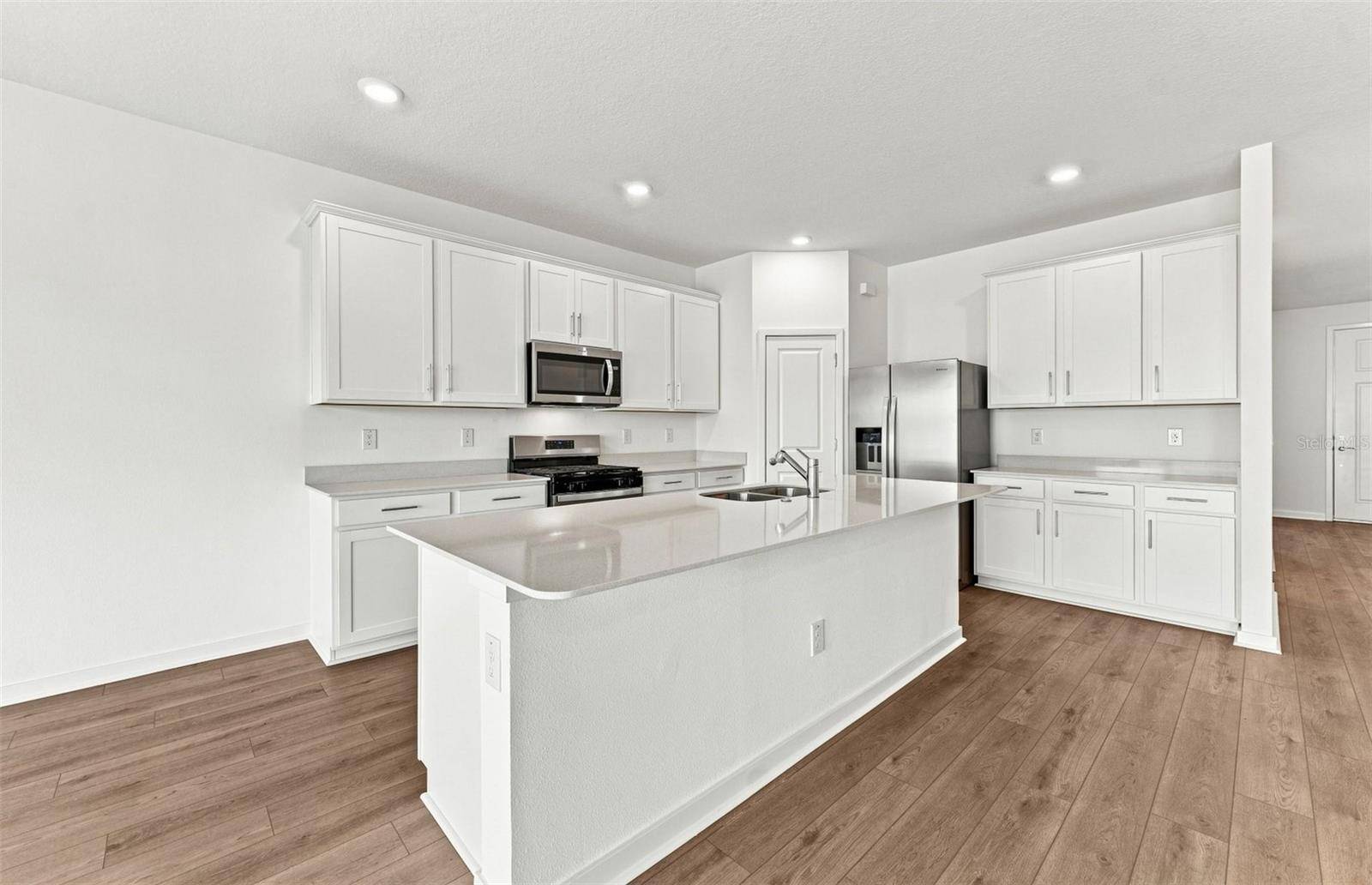 6657 ASBURY BARNES LN, Wesley Chapel, FL 33545