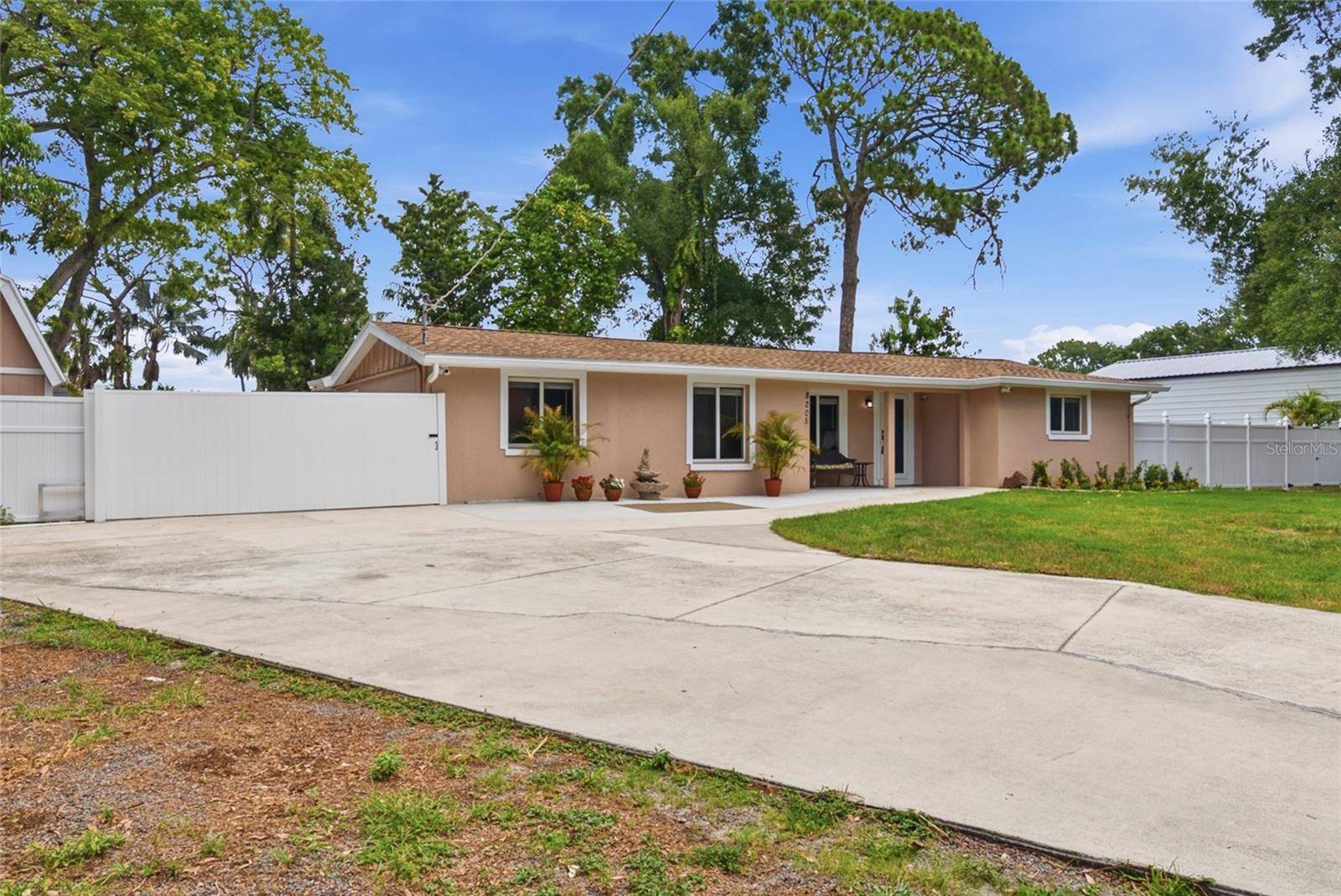 8205 WESTRIDGE DR, Tampa, FL 33615