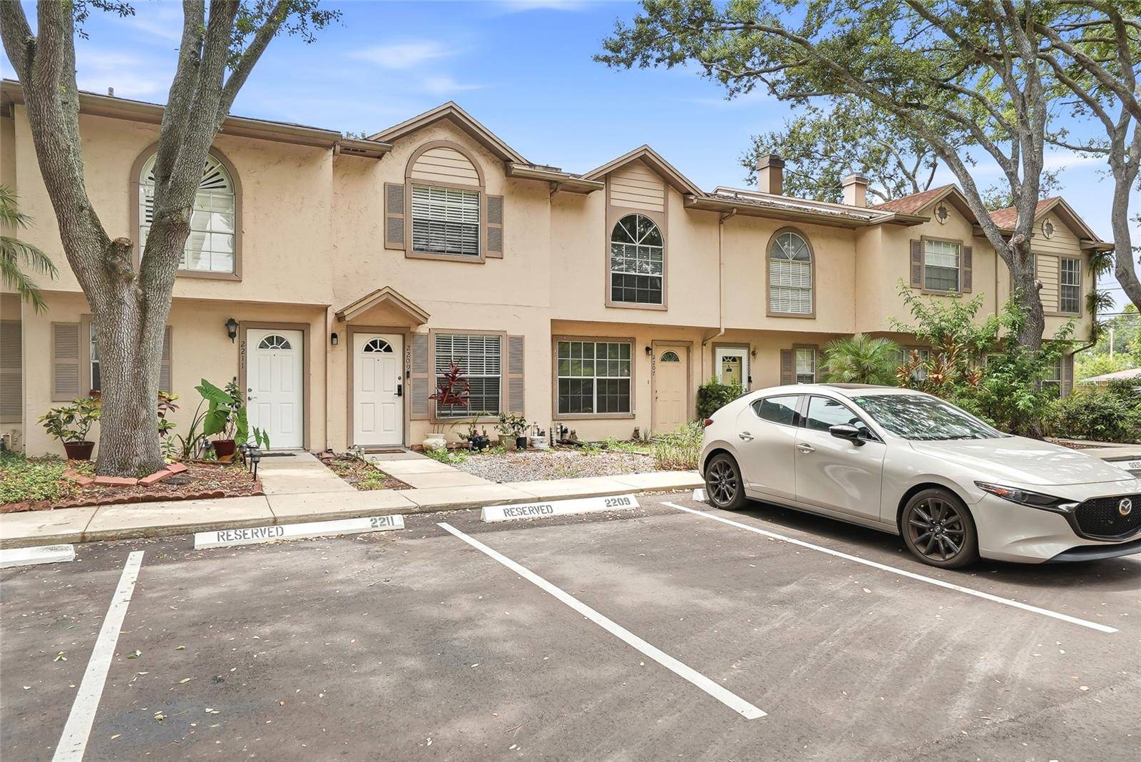 2209 FLETCHERS POINT CIR, Tampa, FL 33613
