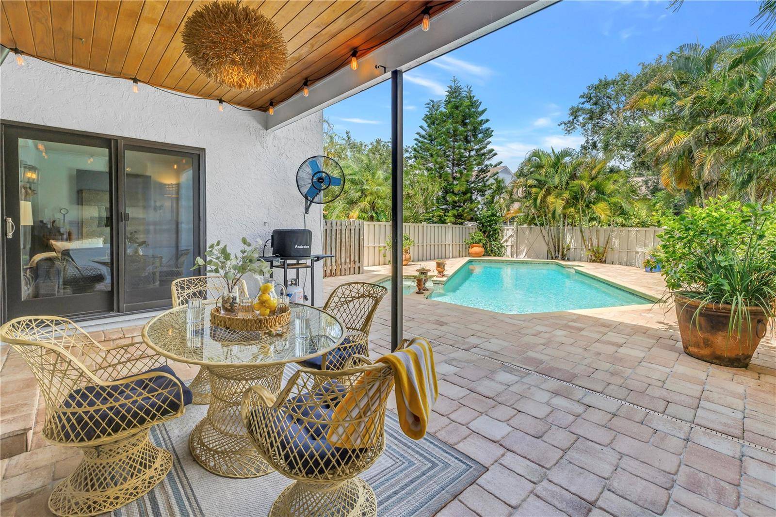 990 SAN CARLOS CT NE, St Petersburg, FL 33702