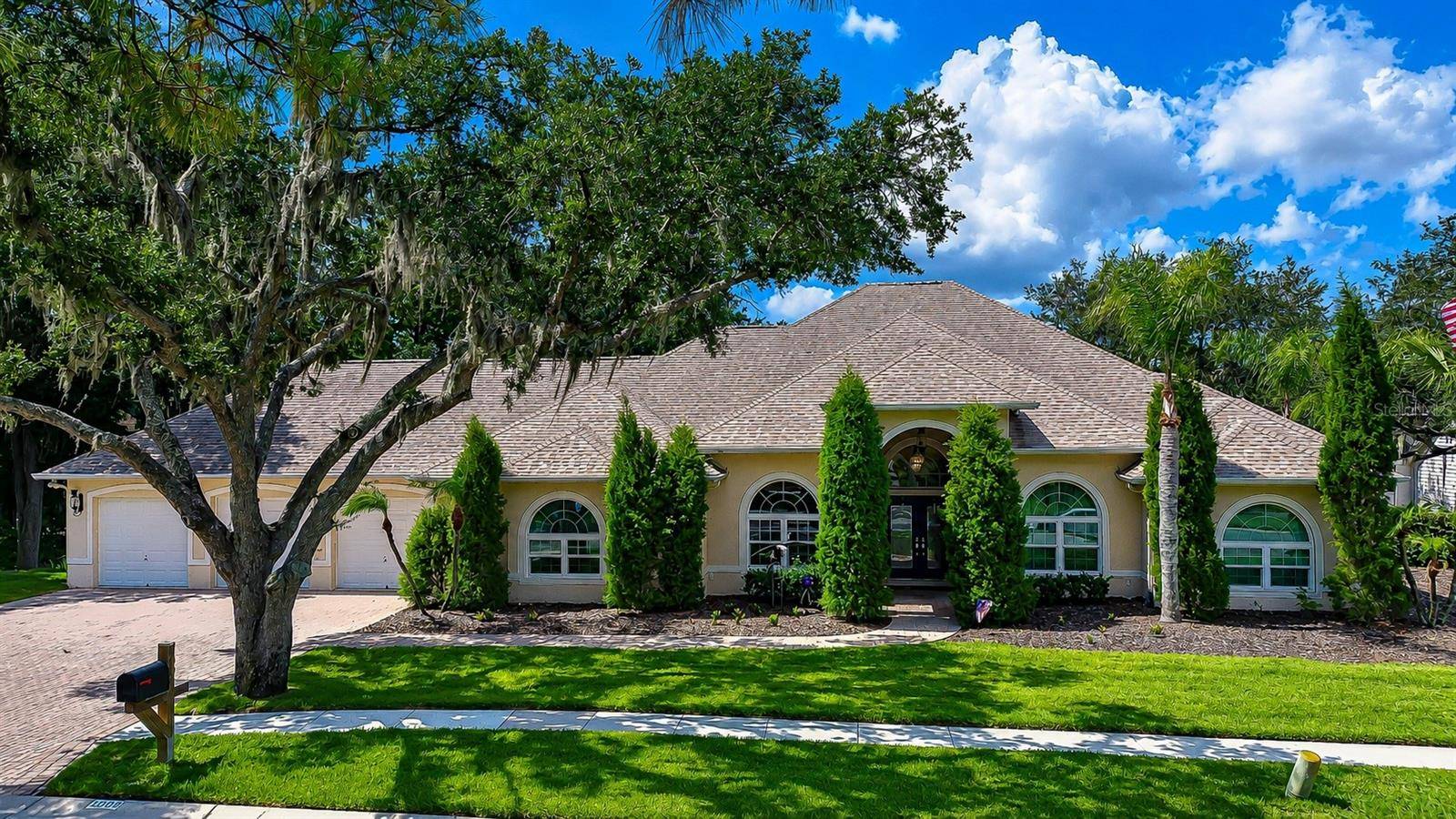 1009 EMERALD CREEK DR, Valrico, FL 33596