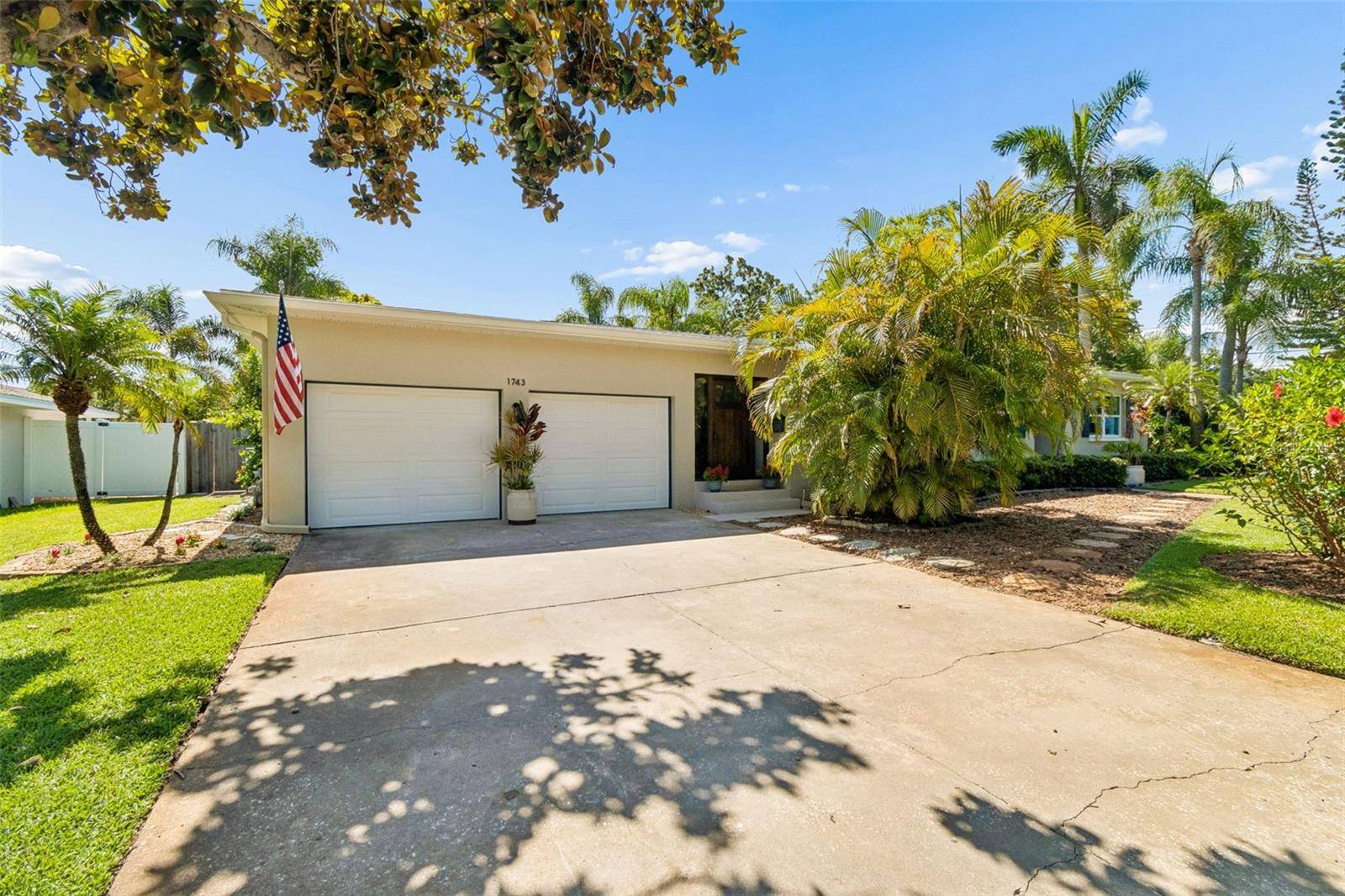 1743 EAGLES NEST DR, Belleair, FL 33756