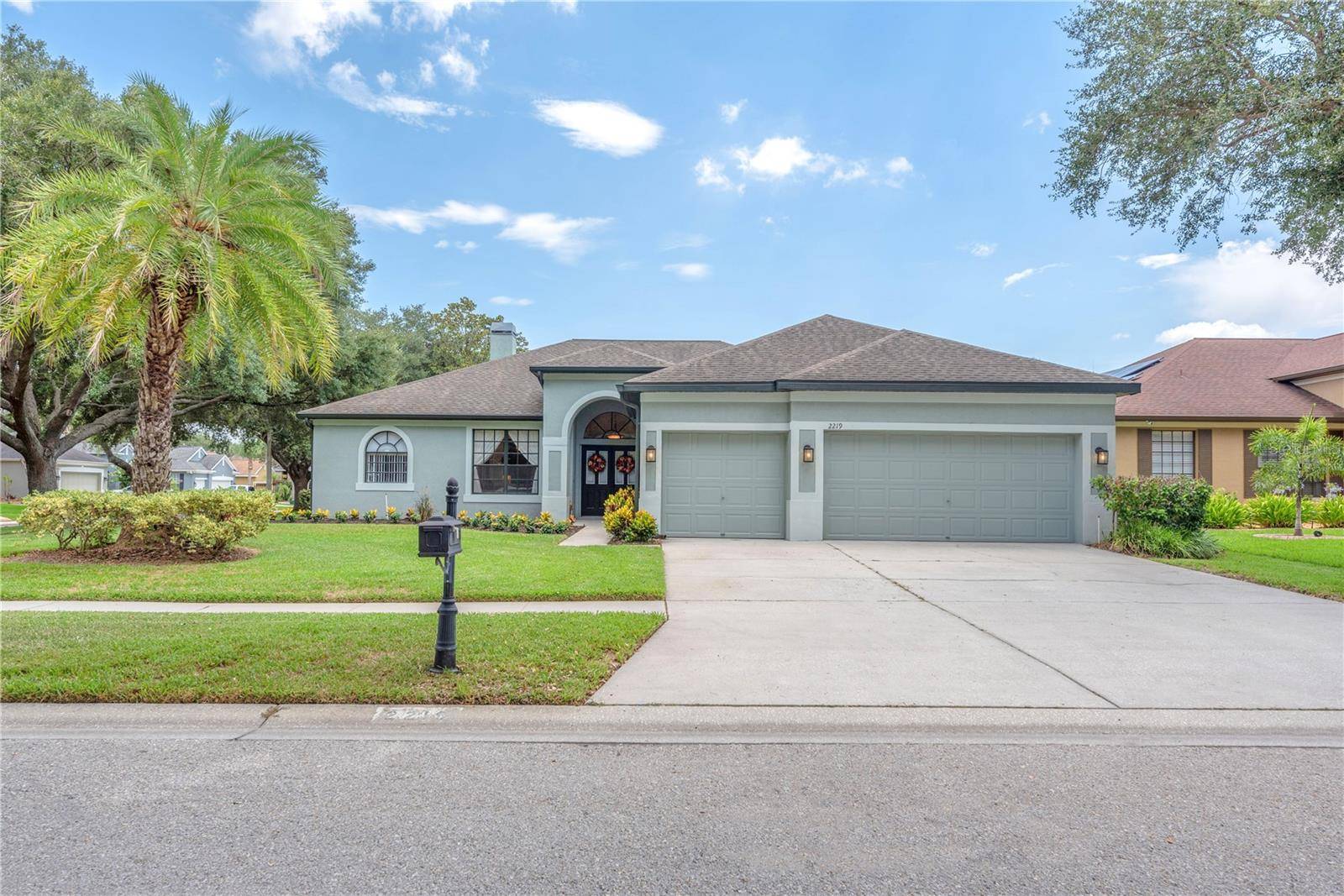 2219 LONGMORE CIR, Valrico, FL 33596