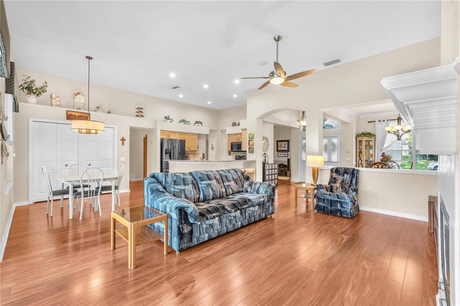 2219 LONGMORE CIR, Valrico, FL 33596