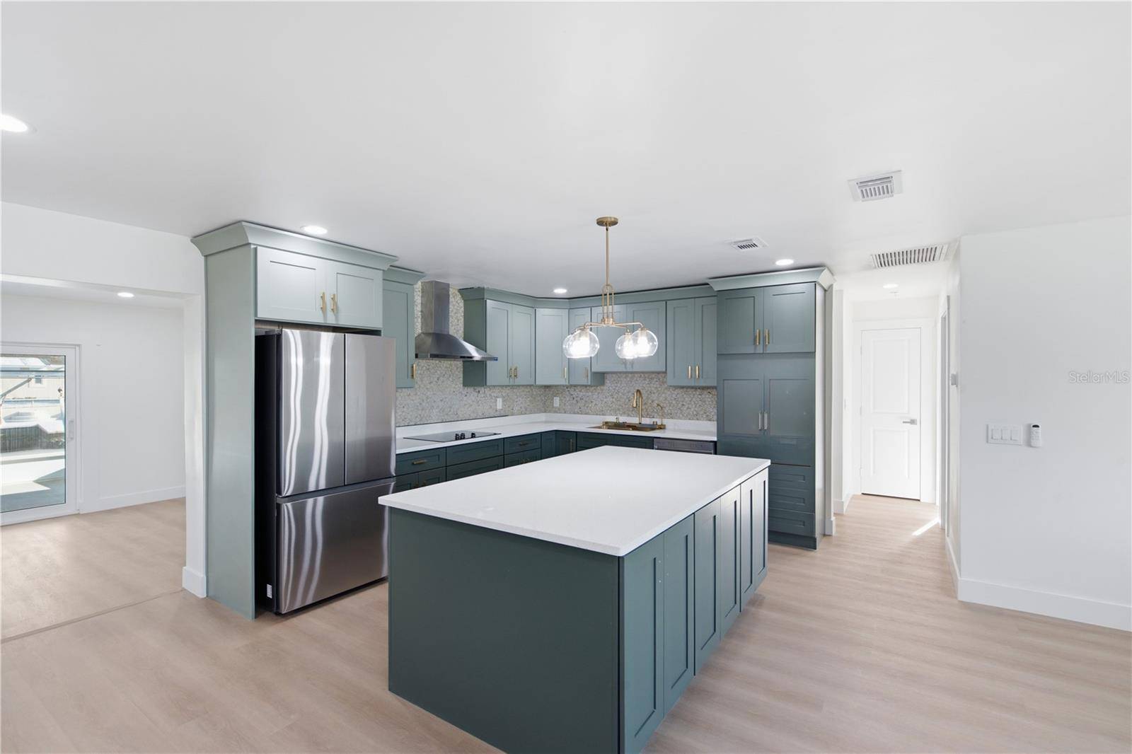 9460 TREASURE LN NE, St Petersburg, FL 33702