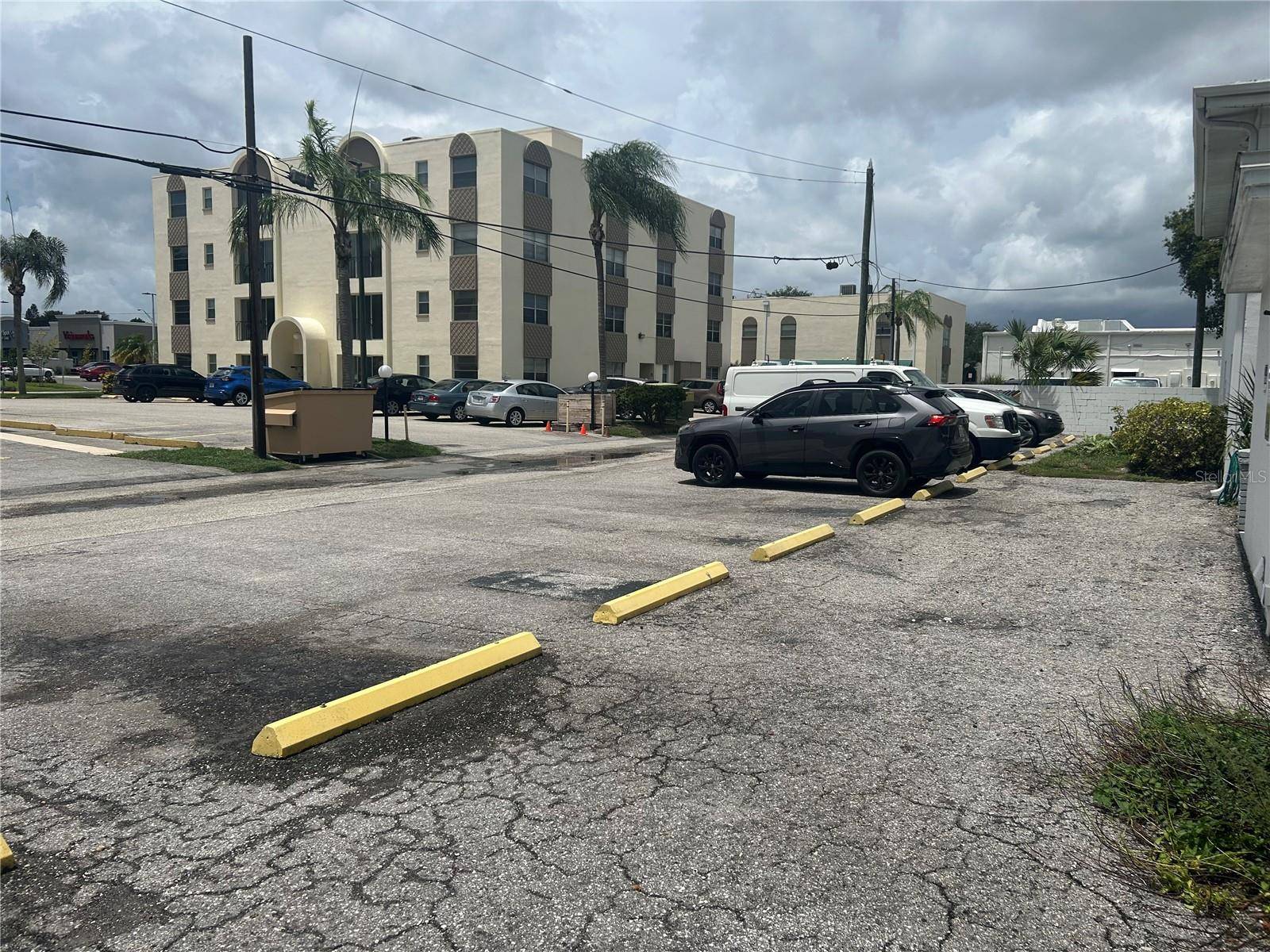 300 35TH AVE N #F8, St Petersburg, FL 33704