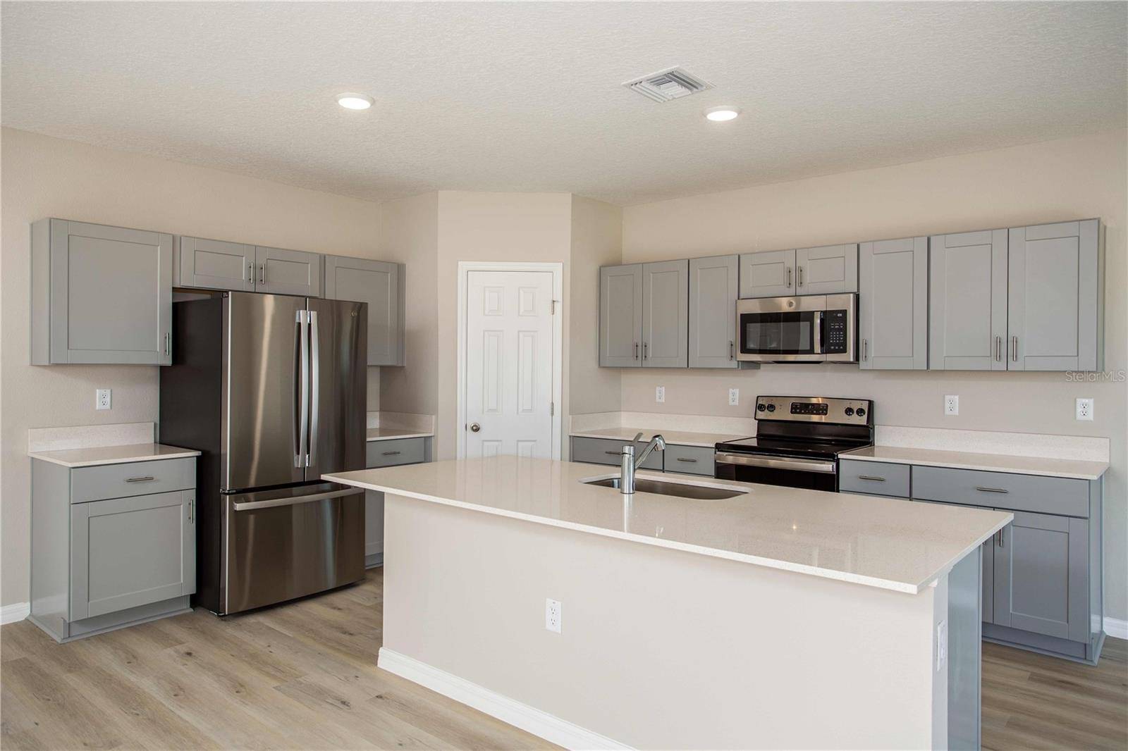 9062 BELLEVIEW FOREST PASS, Dade City, FL 33525