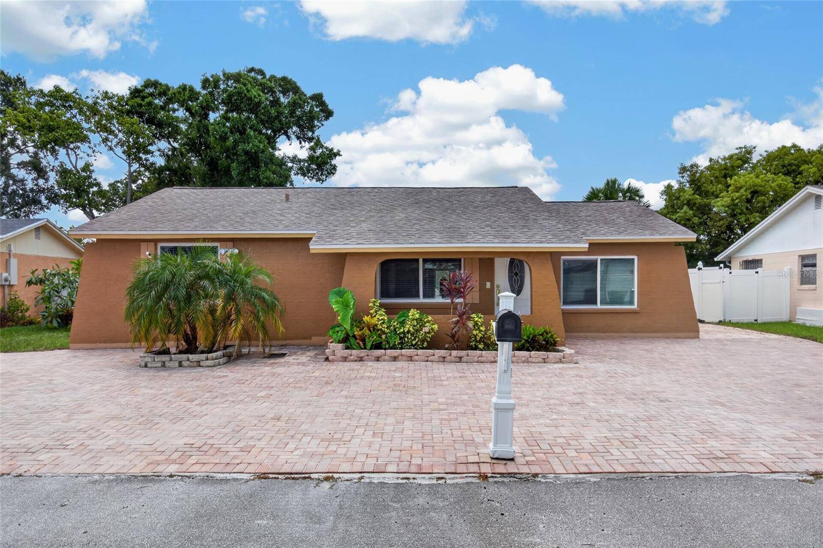 6711 GLEN FOREST CT, Tampa, FL 33615