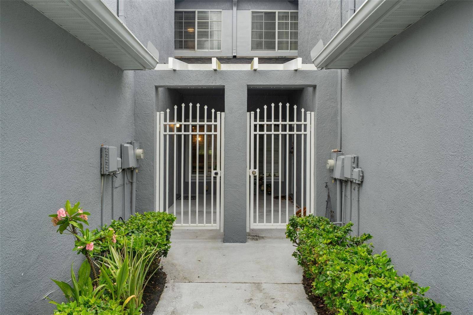 18105 NASSAU POINT DR, Tampa, FL 33647