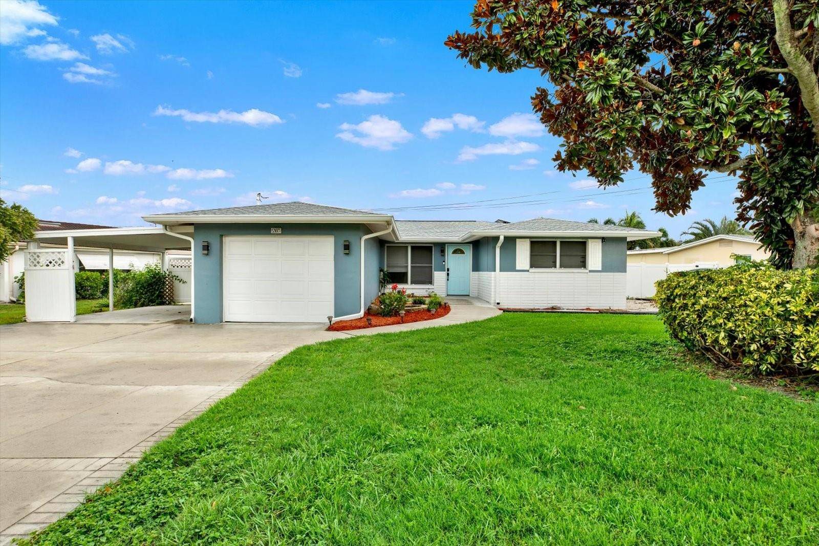5995 BLOSSOM LAKE DR, Seminole, FL 33772