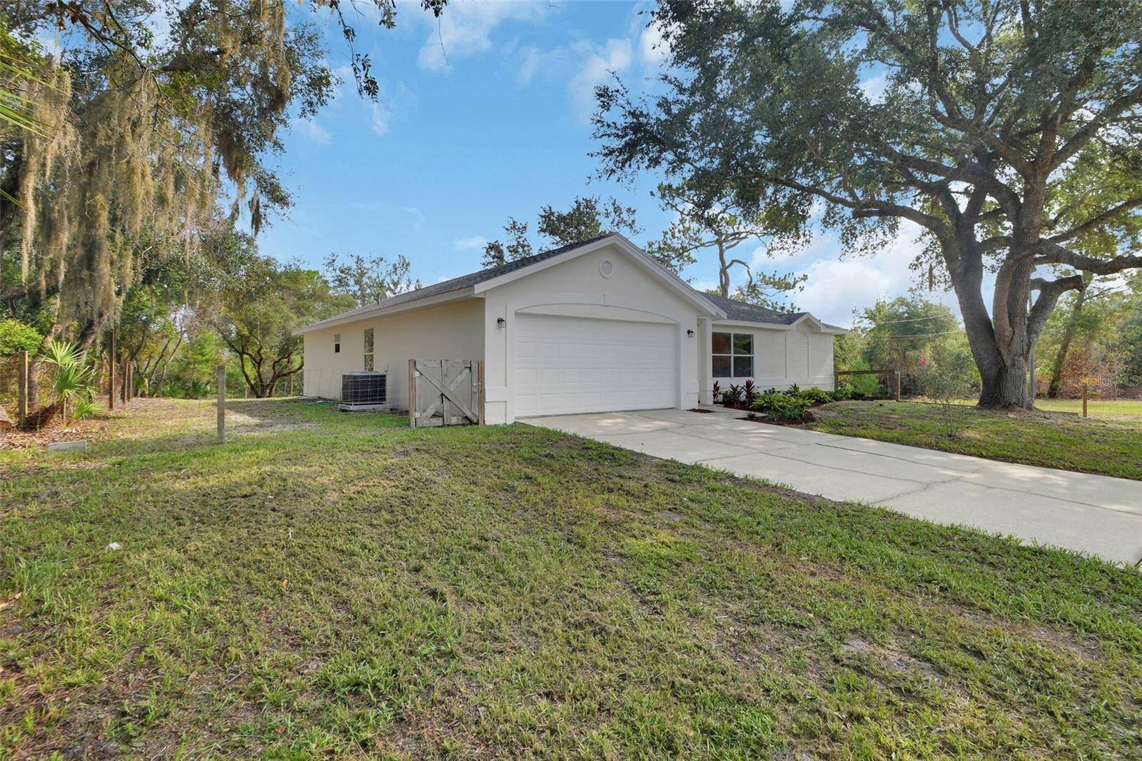 1251 SEMINOLE DR, De Leon Springs, FL 32130
