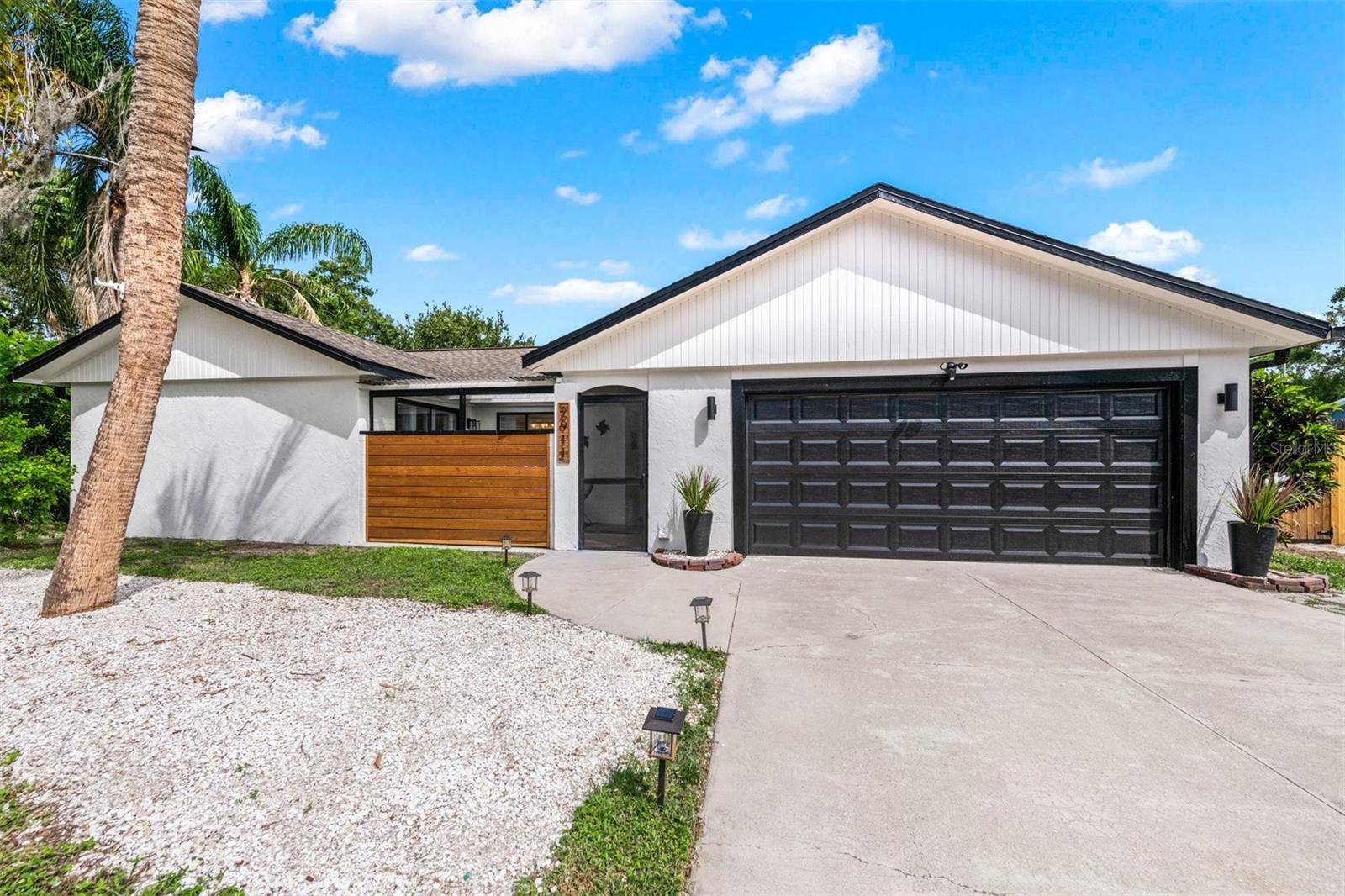 2911 WOODPINE CT, Sarasota, FL 34231