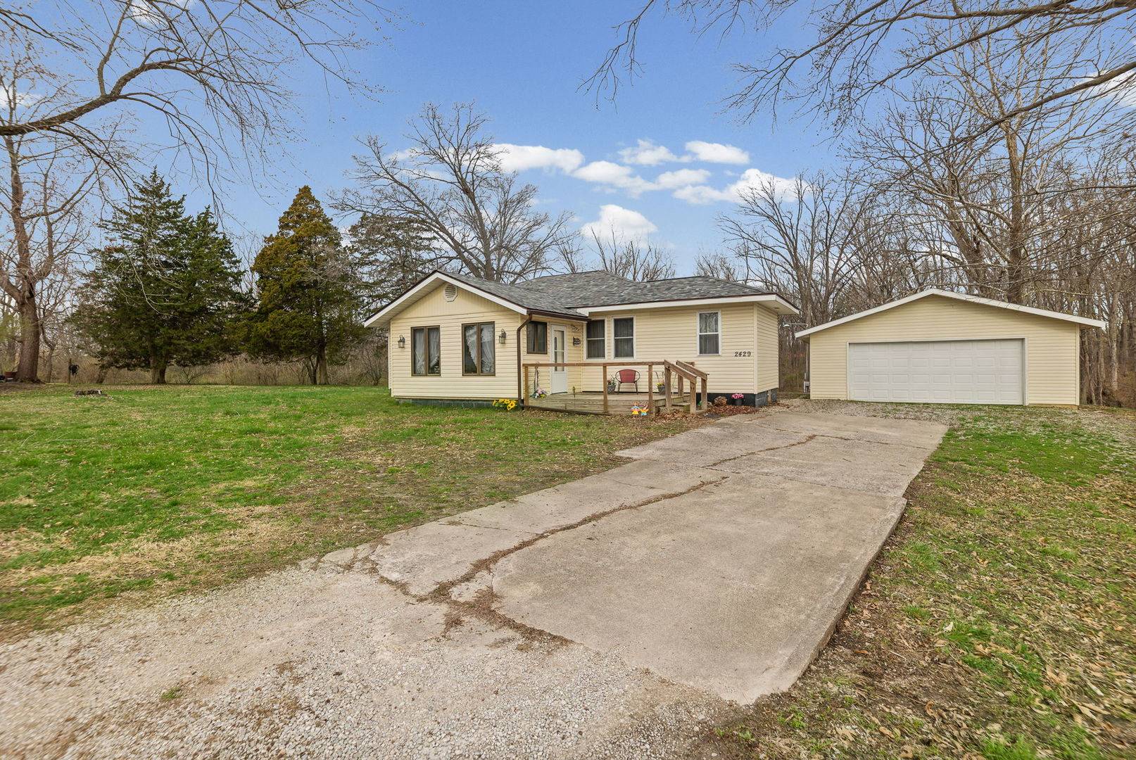 2429 Overbeck LN, Centralia, IL 62801