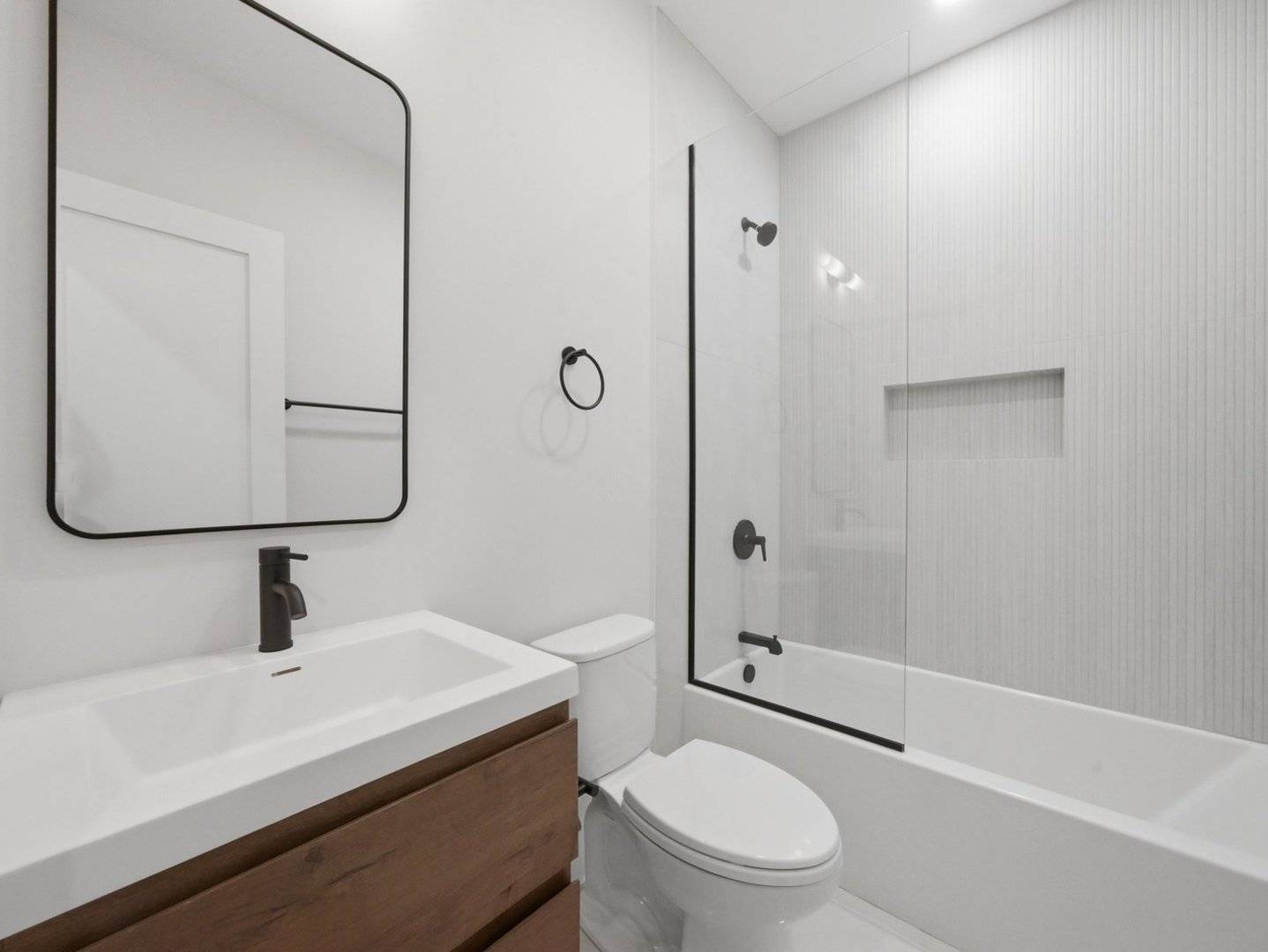 3644 W Cornelia AVE #2, Chicago, IL 60618