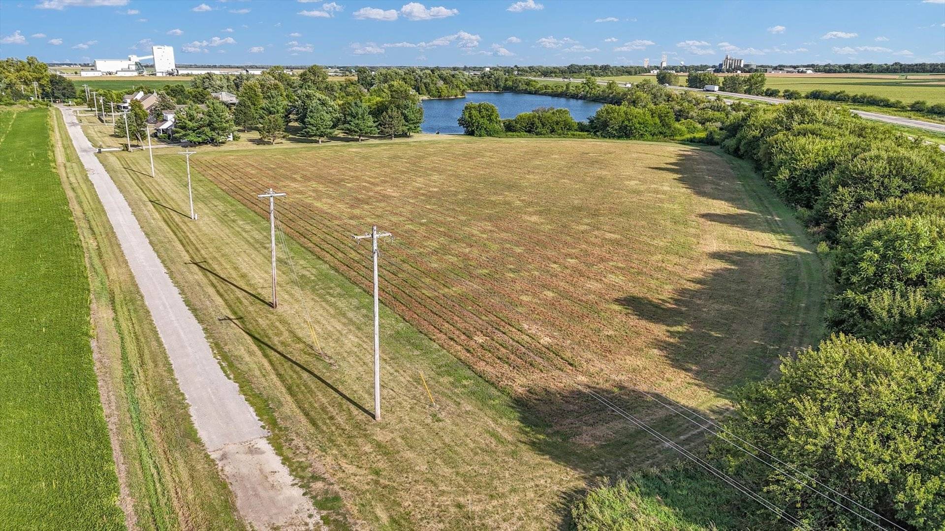 52 Moss DR, Farmer City, IL 61842