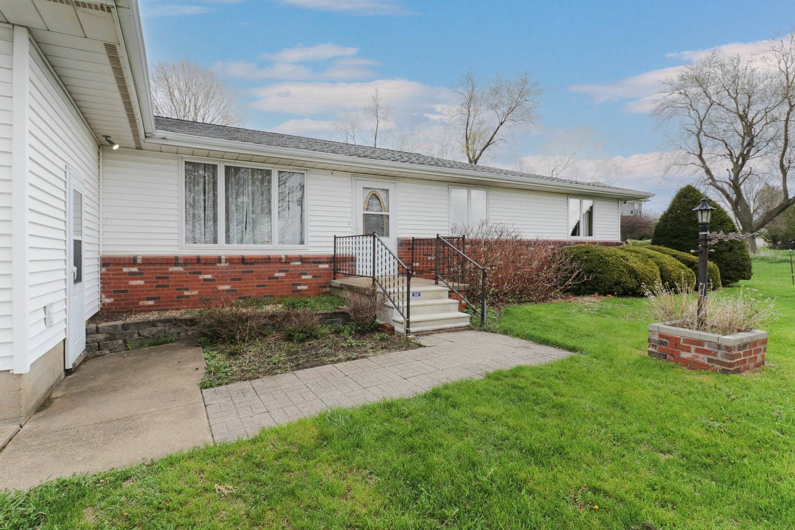 1109 W 4th ST, Delavan, IL 61734