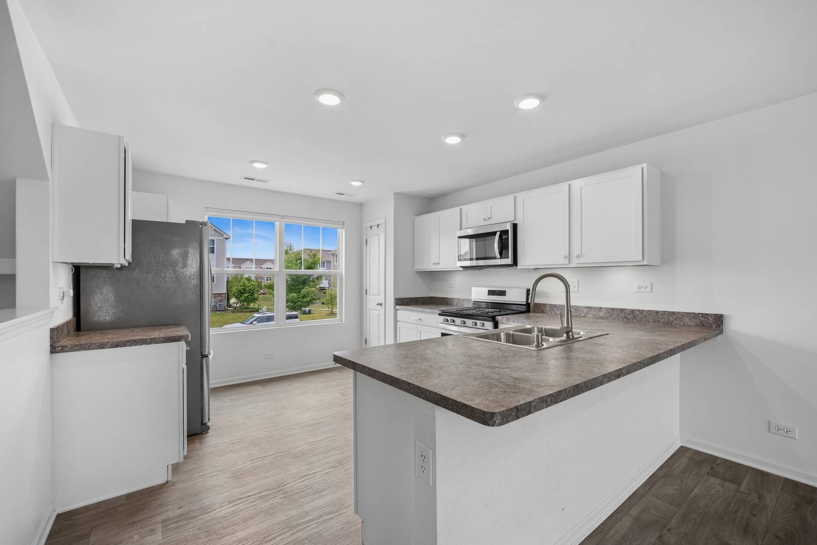 3824 Honeysuckle LN, Elgin, IL 60124