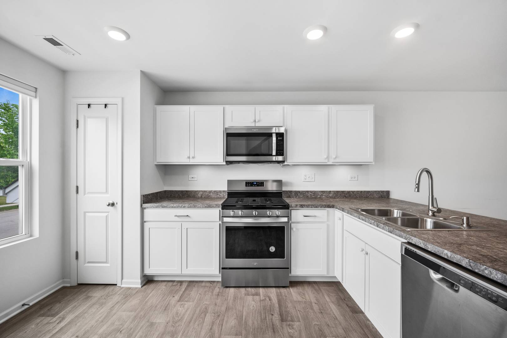 3824 Honeysuckle LN, Elgin, IL 60124