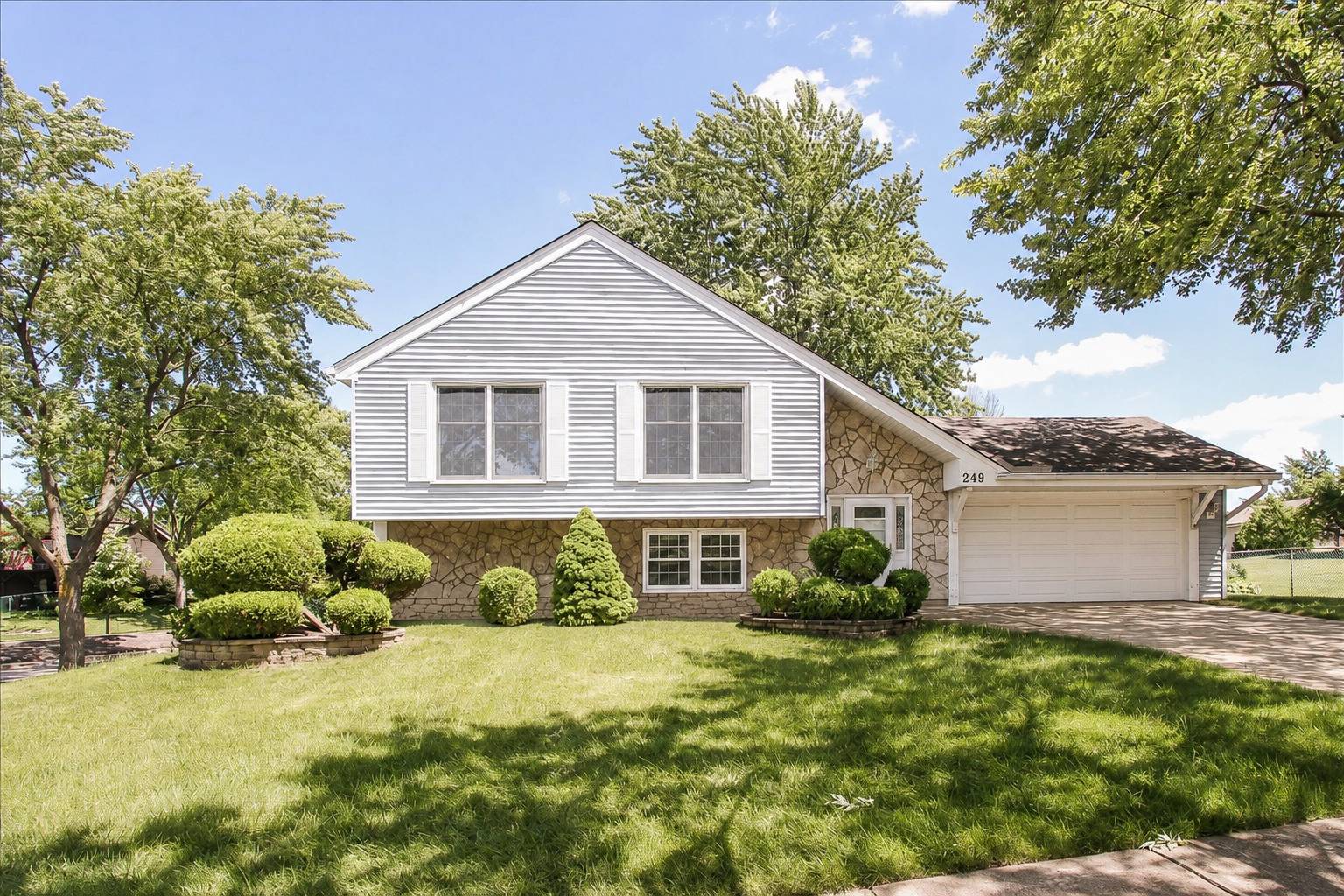 249 Langton LN, Bloomingdale, IL 60108