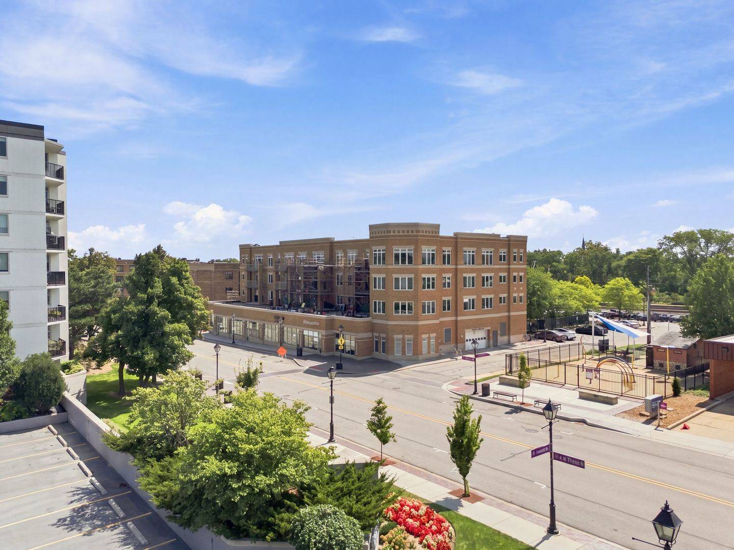 1 S Lincoln AVE #203, Lombard, IL 60148
