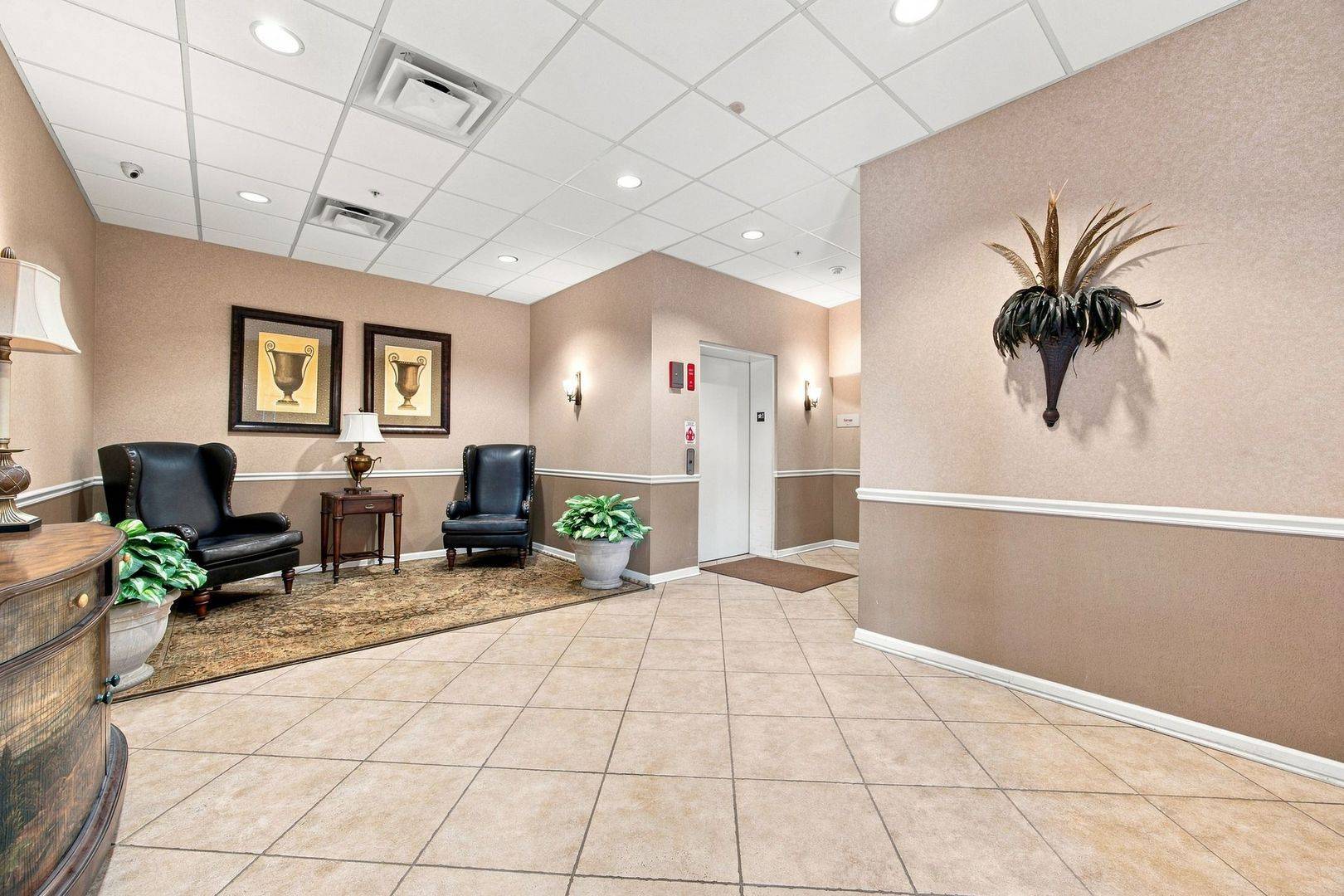 1 S Lincoln AVE #203, Lombard, IL 60148