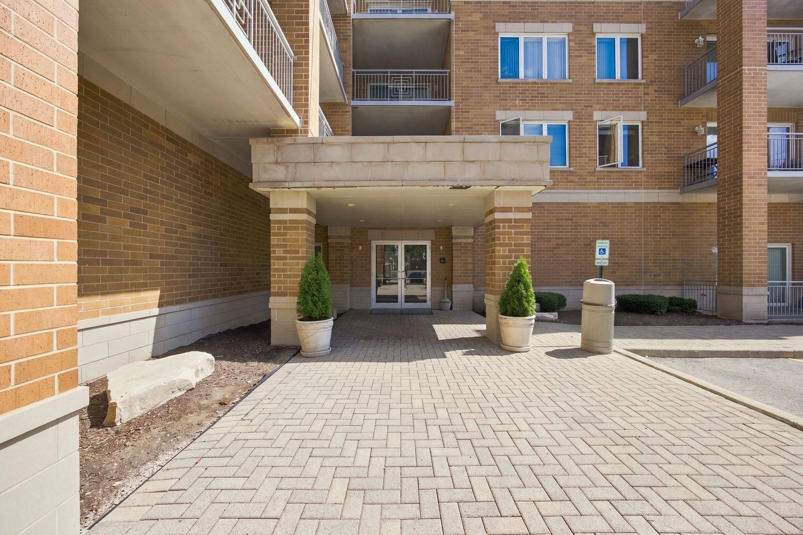 1 S Lincoln AVE #203, Lombard, IL 60148