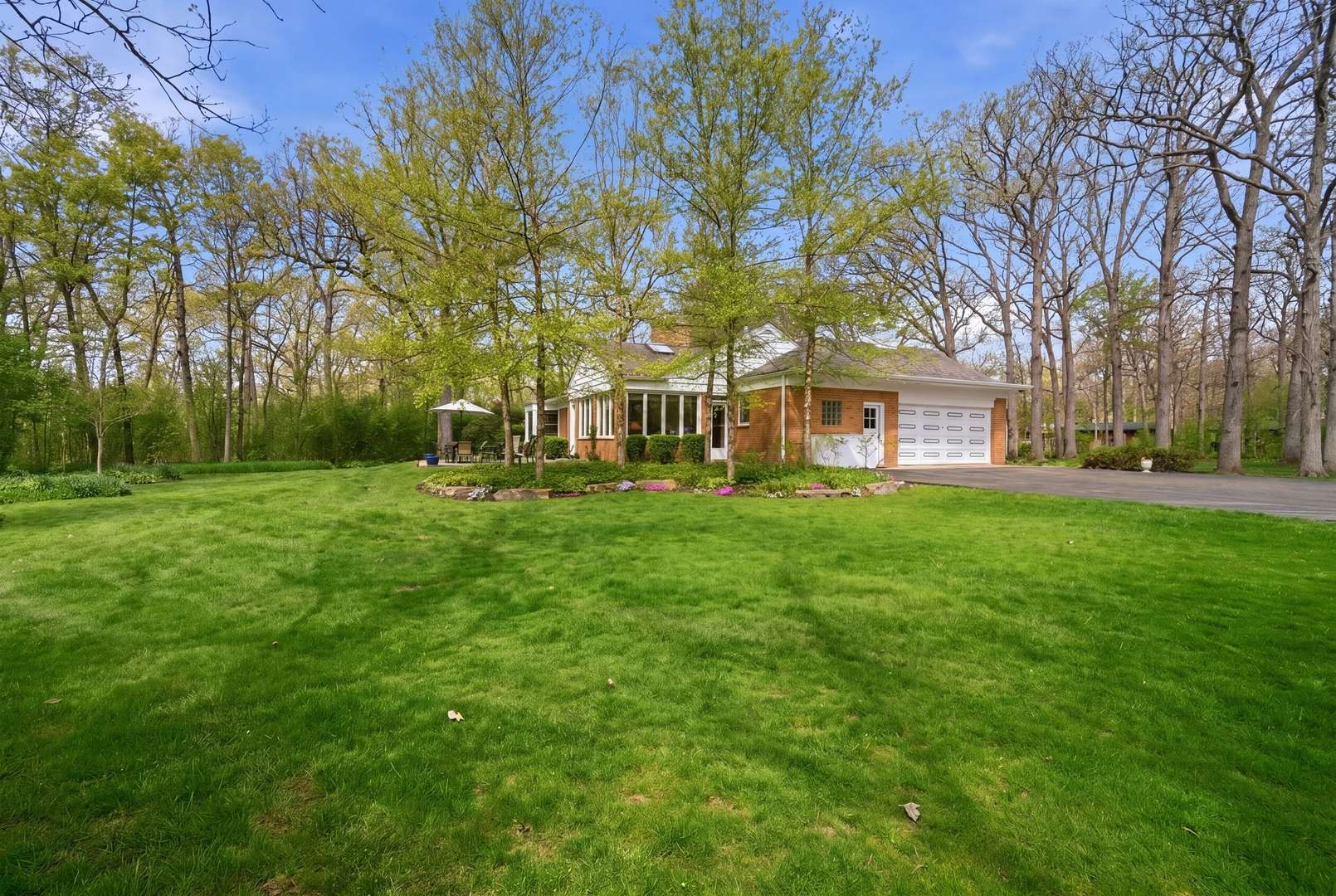 880 Hiawatha LN, Riverwoods, IL 60015