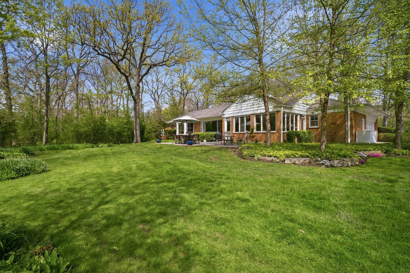 880 Hiawatha LN, Riverwoods, IL 60015