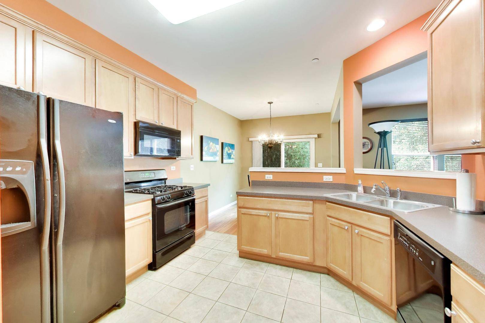 923 Kings Canyon DR, Streamwood, IL 60107