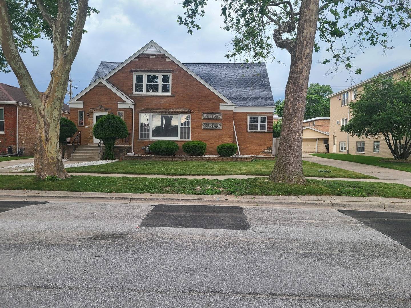 9316 S Harding AVE, Evergreen Park, IL 60805