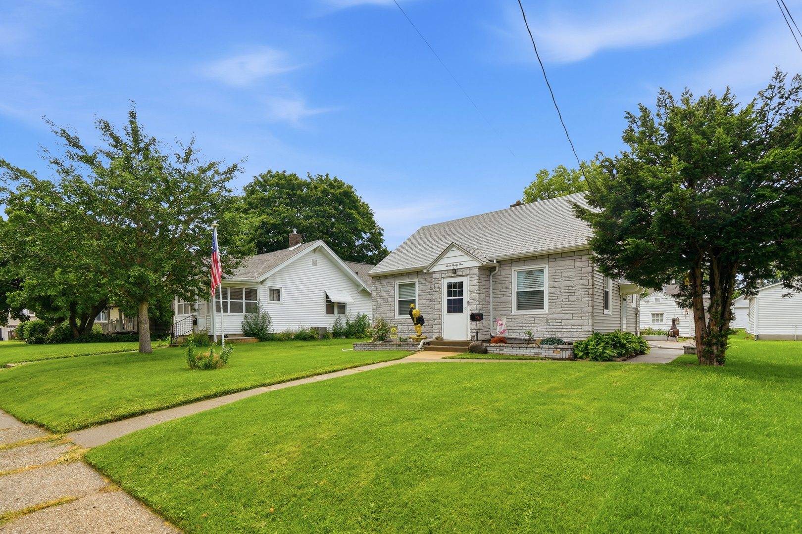 335 W 30th ST, Davenport, IA 52803