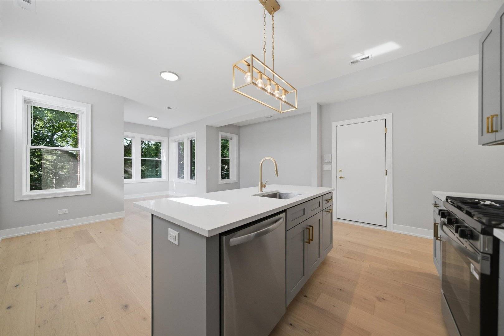 2442 W Wilson AVE #3, Chicago, IL 60625