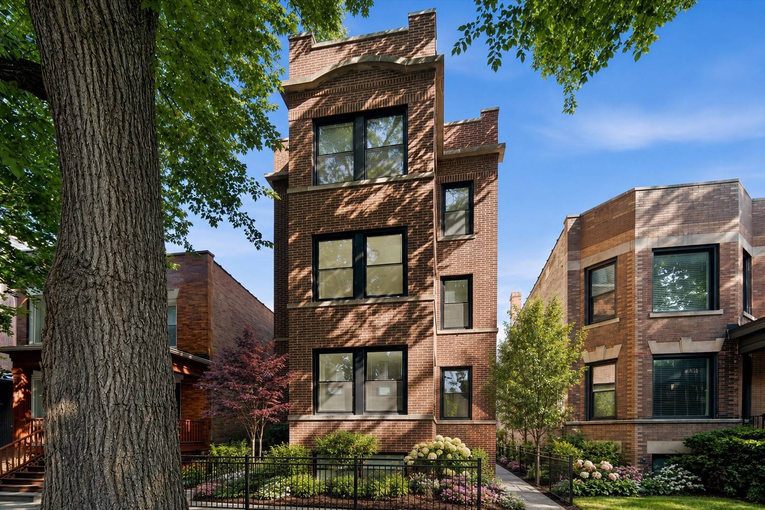 2442 W Wilson AVE #3, Chicago, IL 60625