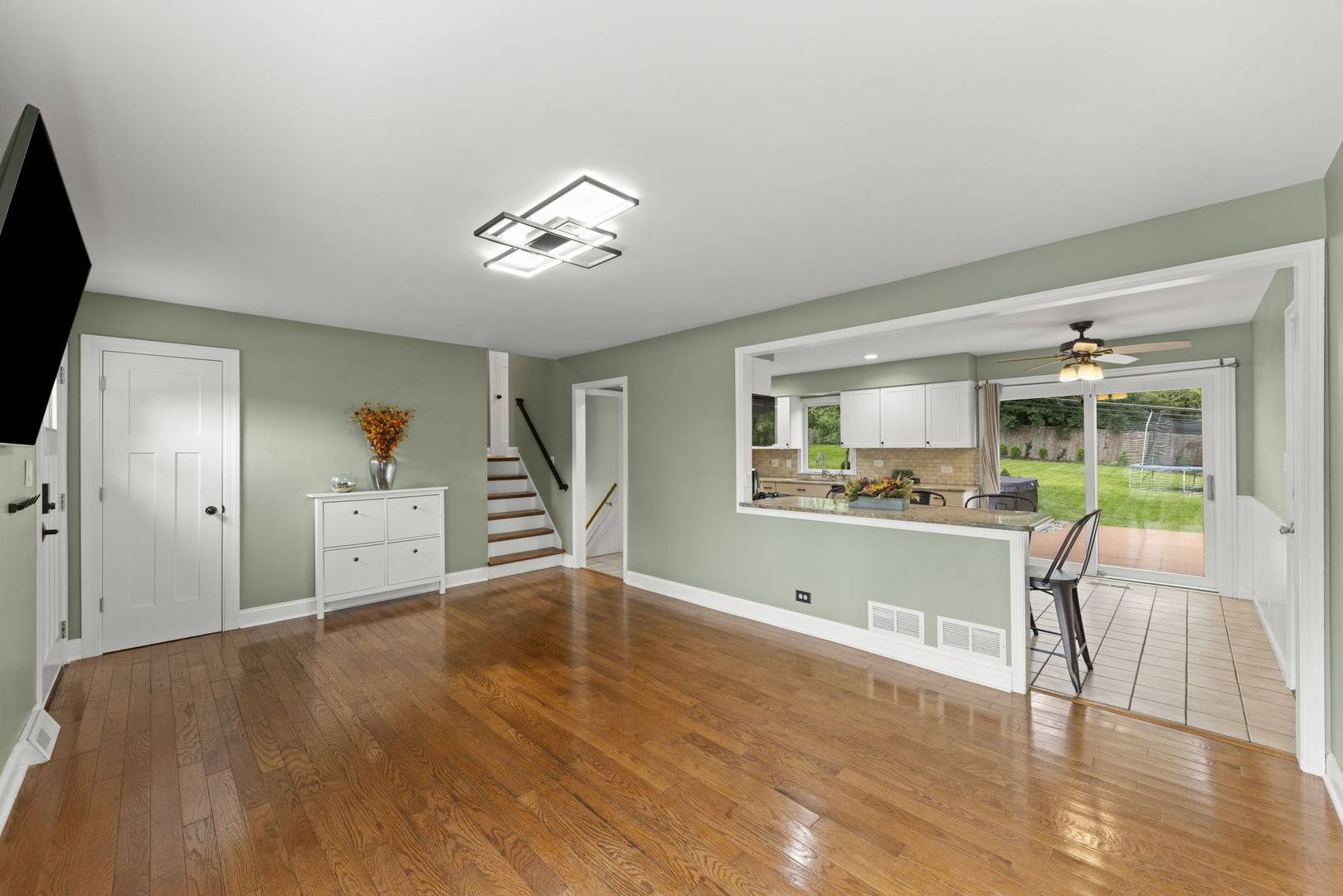 22W524 Birchwood DR, Glen Ellyn, IL 60137