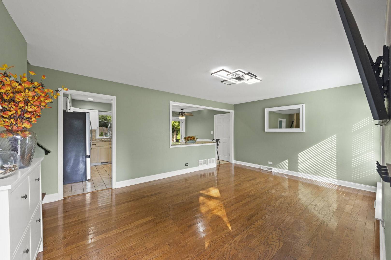 22W524 Birchwood DR, Glen Ellyn, IL 60137