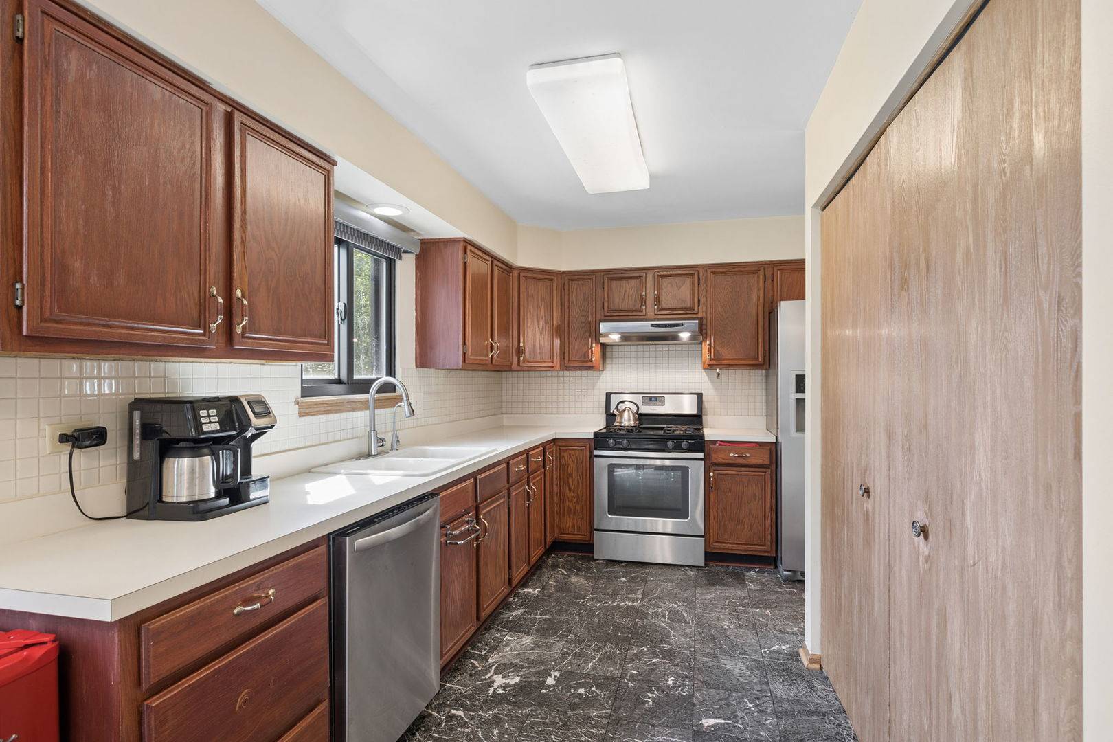556 Foxford RD, Bartlett, IL 60103