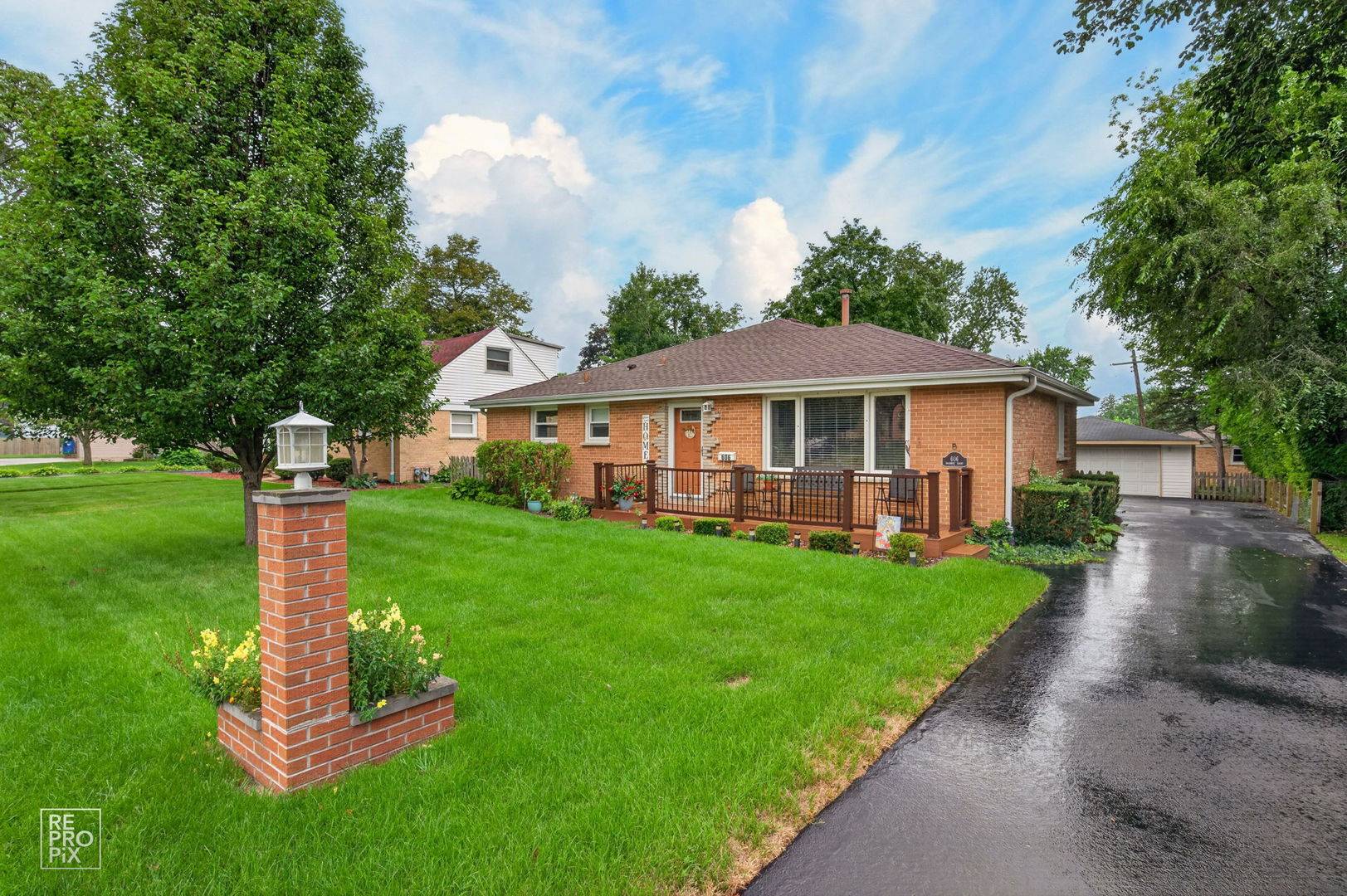 606 Banbury CT, Roselle, IL 60172