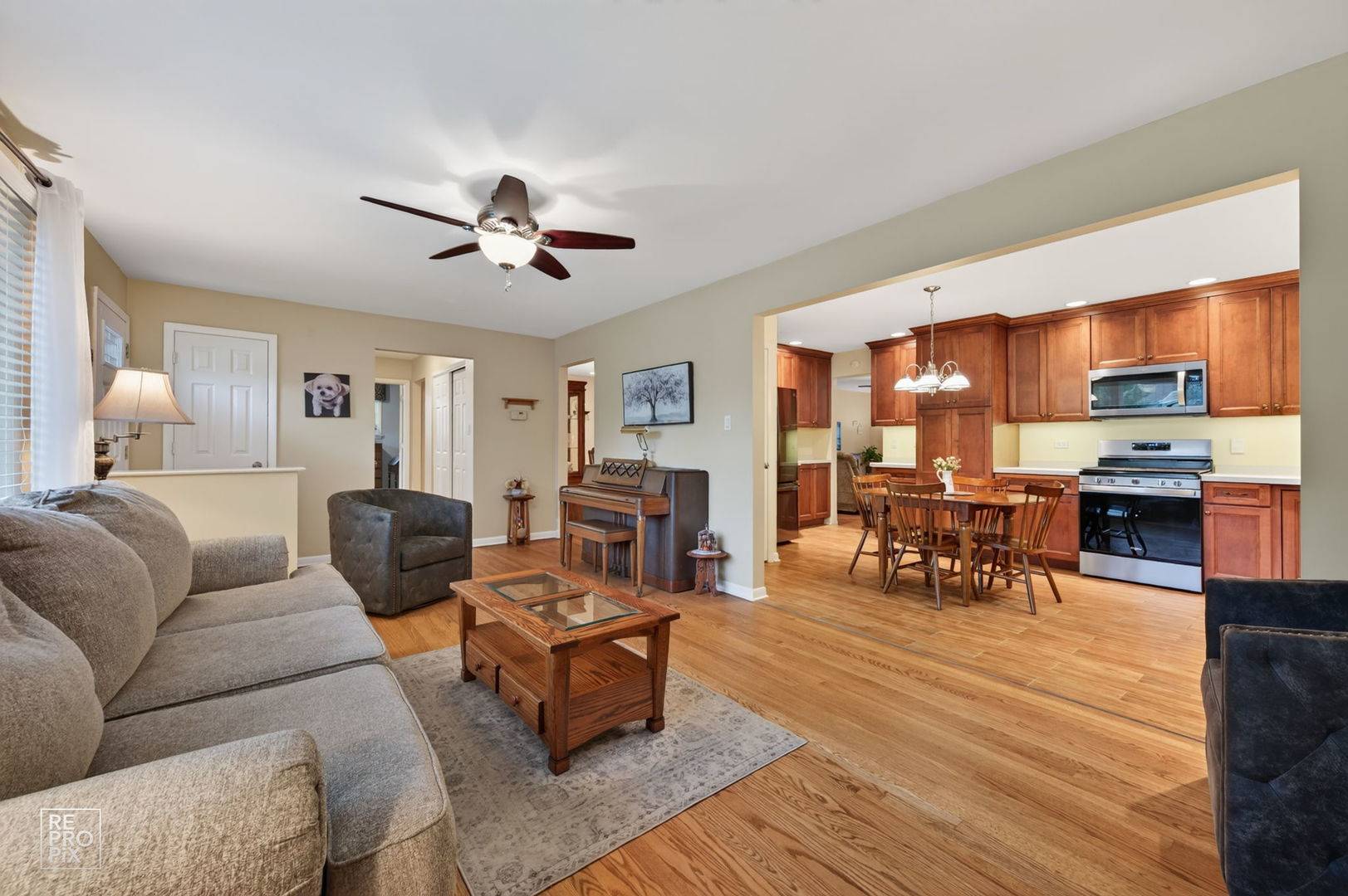 606 Banbury CT, Roselle, IL 60172