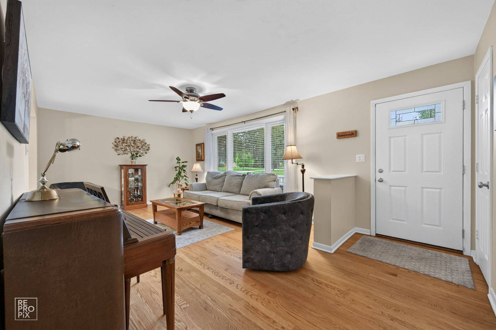 606 Banbury CT, Roselle, IL 60172