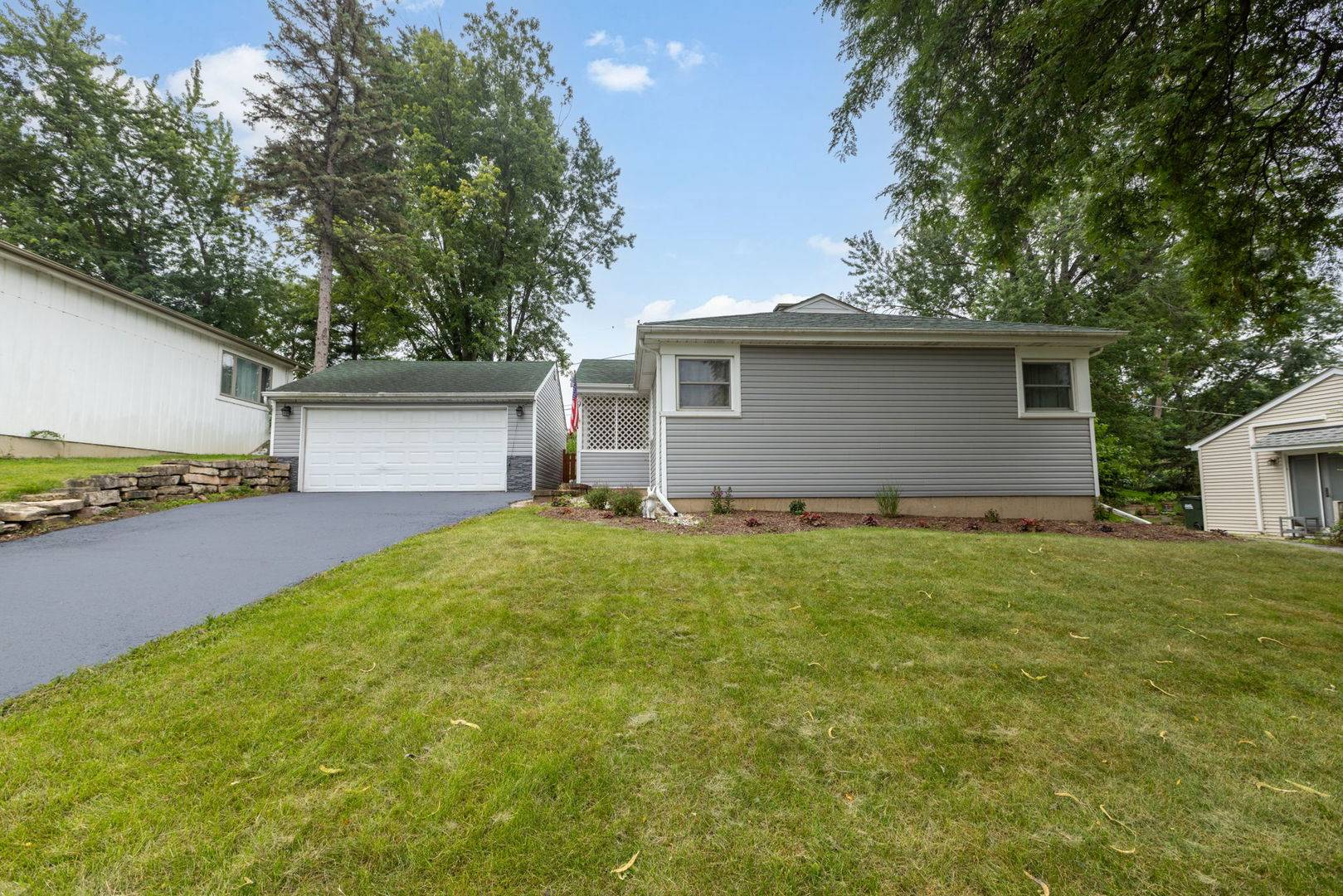 9 Grant AVE, Lake In The Hills, IL 60156