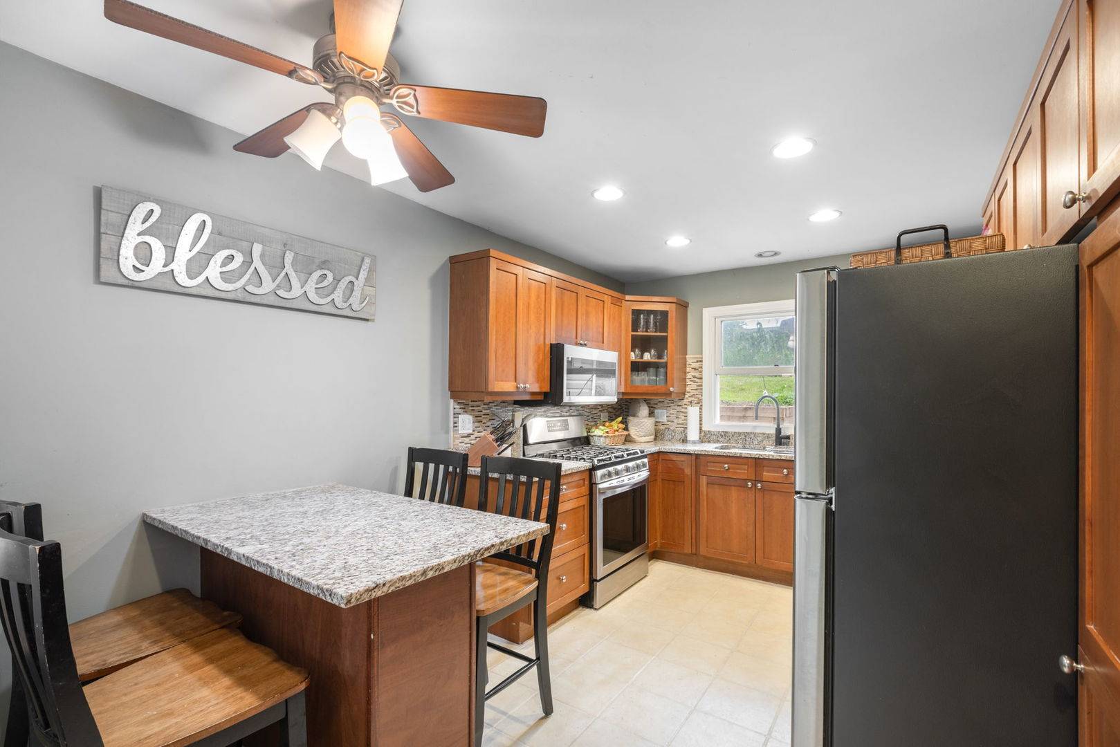 9 Grant AVE, Lake In The Hills, IL 60156