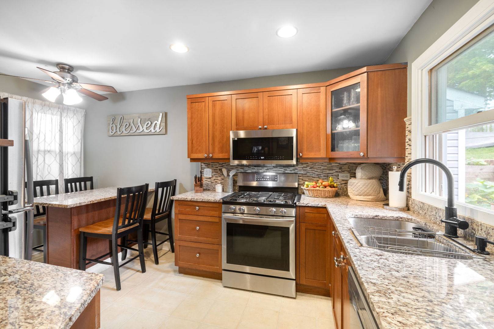 9 Grant AVE, Lake In The Hills, IL 60156
